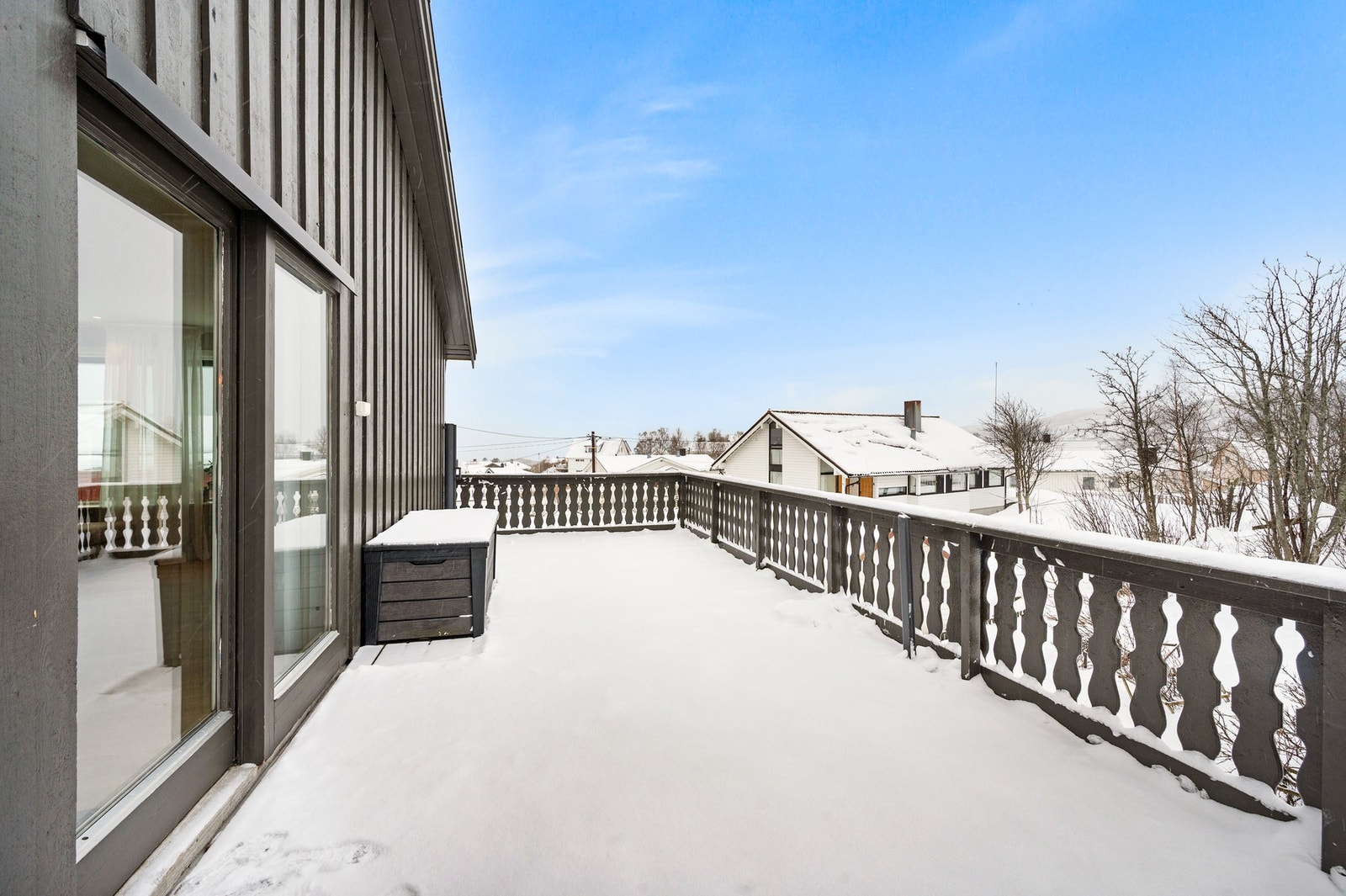 - Meget romslig veranda i fine omgivelser. Galleribilde