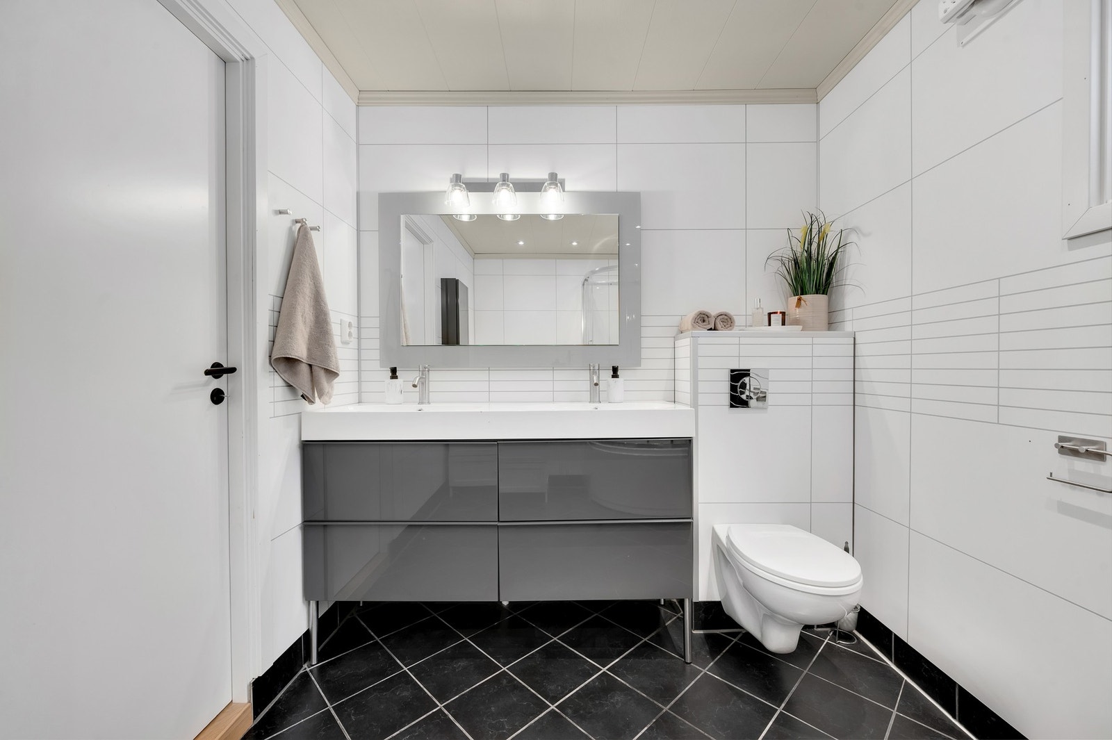 - Pen innredning med dobbel servant og vegghengt toalett. Galleribilde