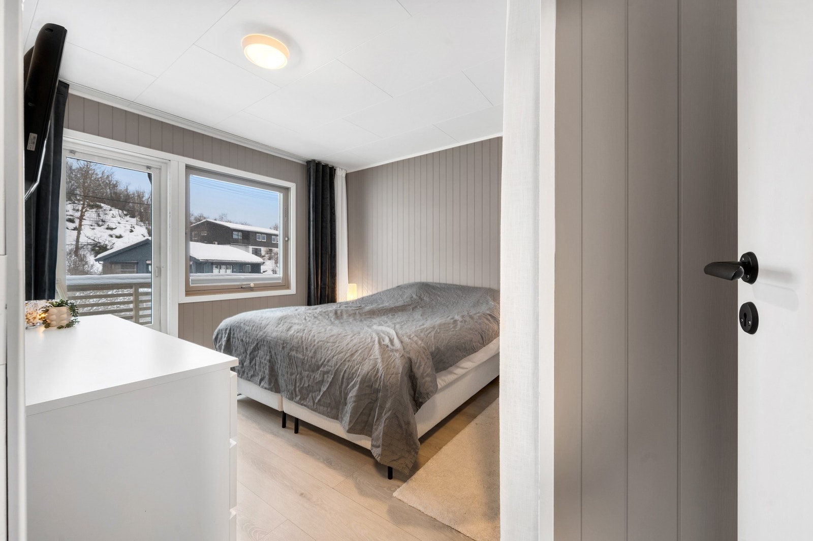 - Romslig hovedsoverom med pene fargevalg. Galleribilde