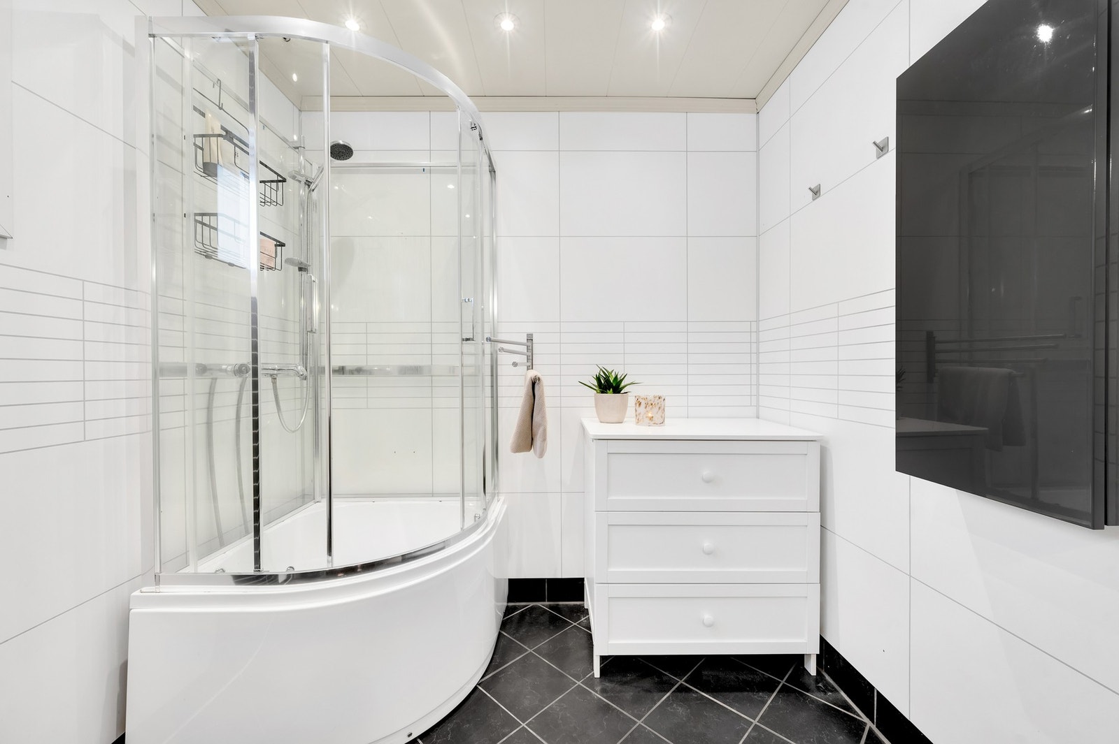 - Flislagt gulv, plater på vegger og dusjkabinett. Galleribilde