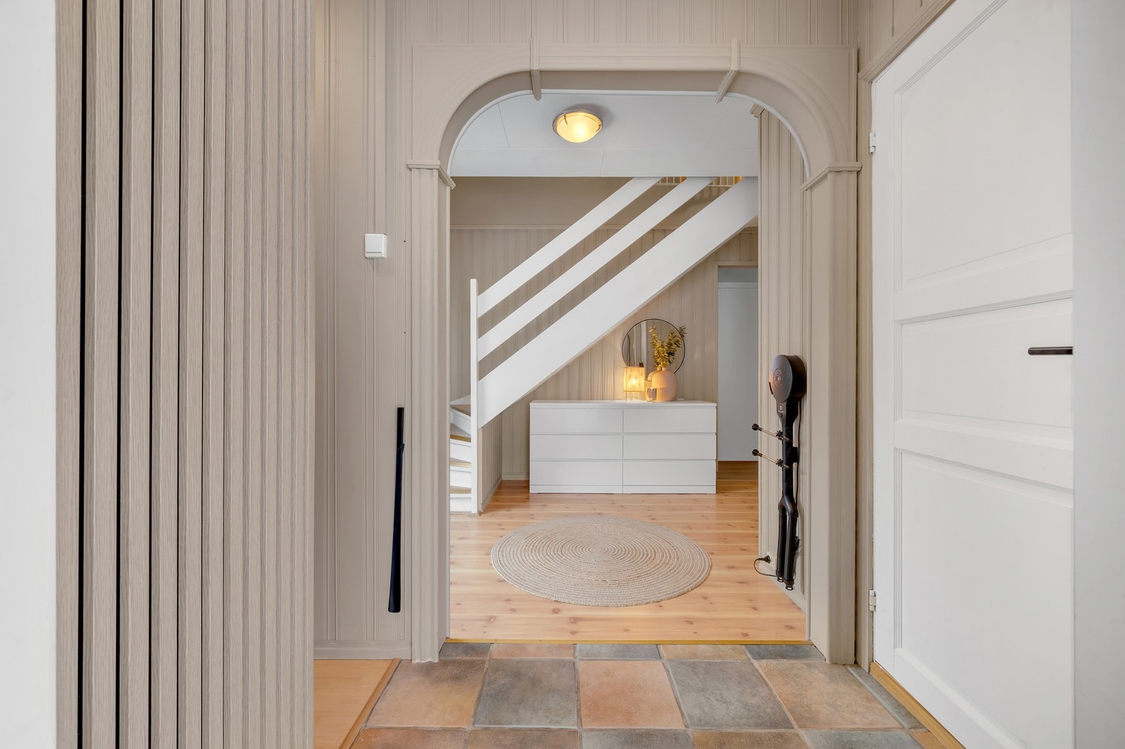 - Hall med stor åpning til romslig entrè. Galleribilde