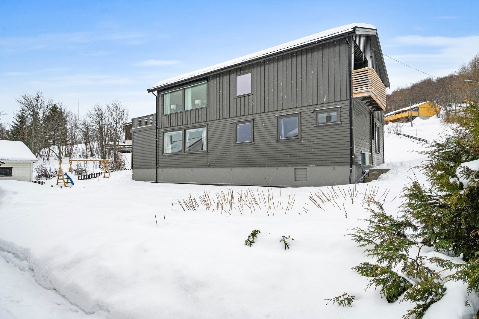 - EiendomsMegler 1 v/Sondre Jakobsen ønsker hjertelig velkommen til denne flotte eneboligen på Åsby! Galleribilde