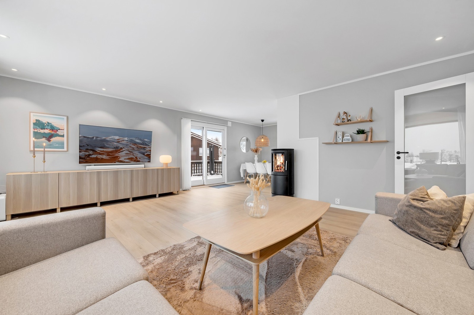 - Velkommen inn! Vi starter rett på hovedplanet som inneholder stue, kjøkken, 3 soverom og bad. Galleribilde