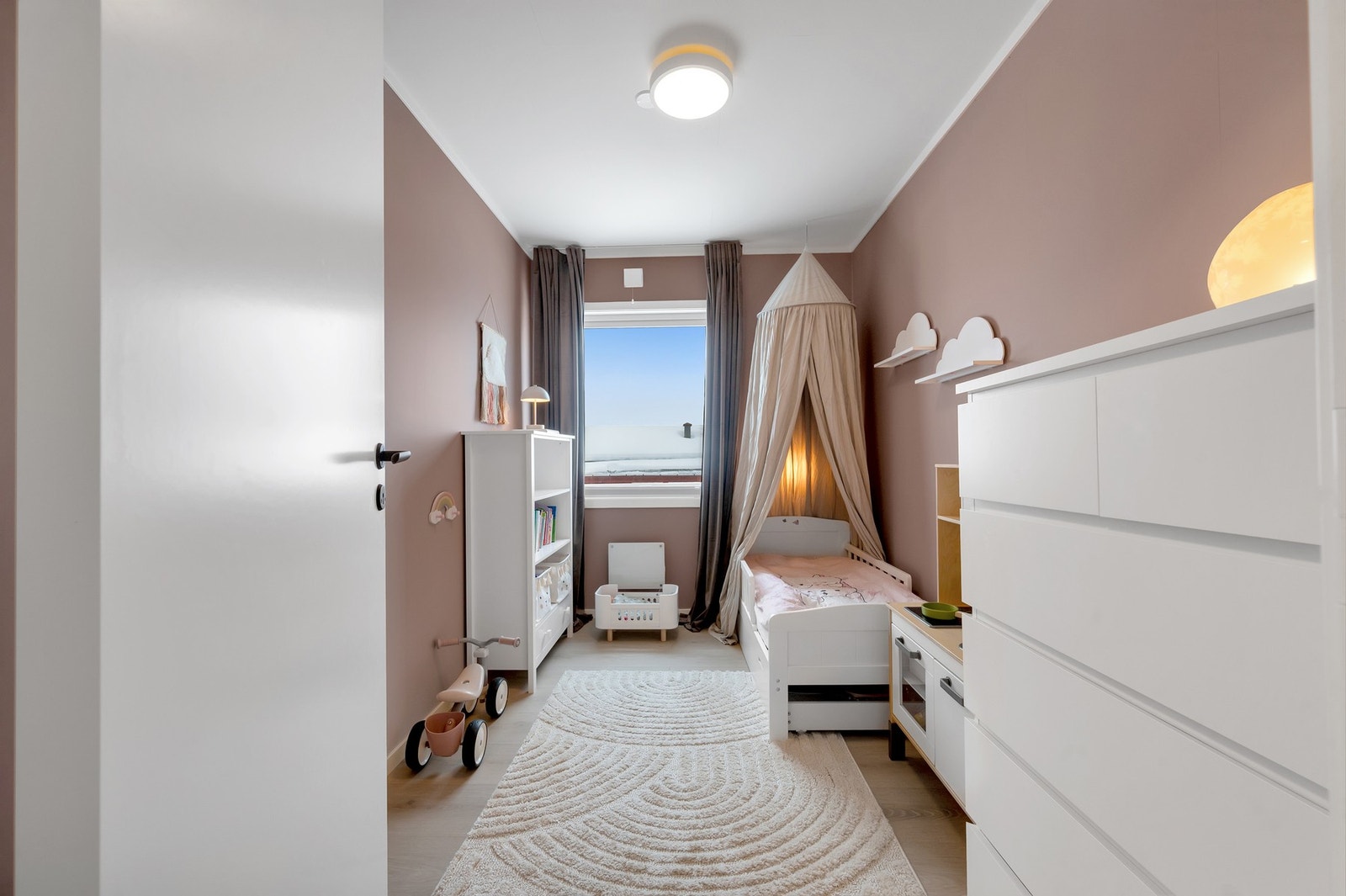 - Koselig barnerom i behagelige farger. Galleribilde