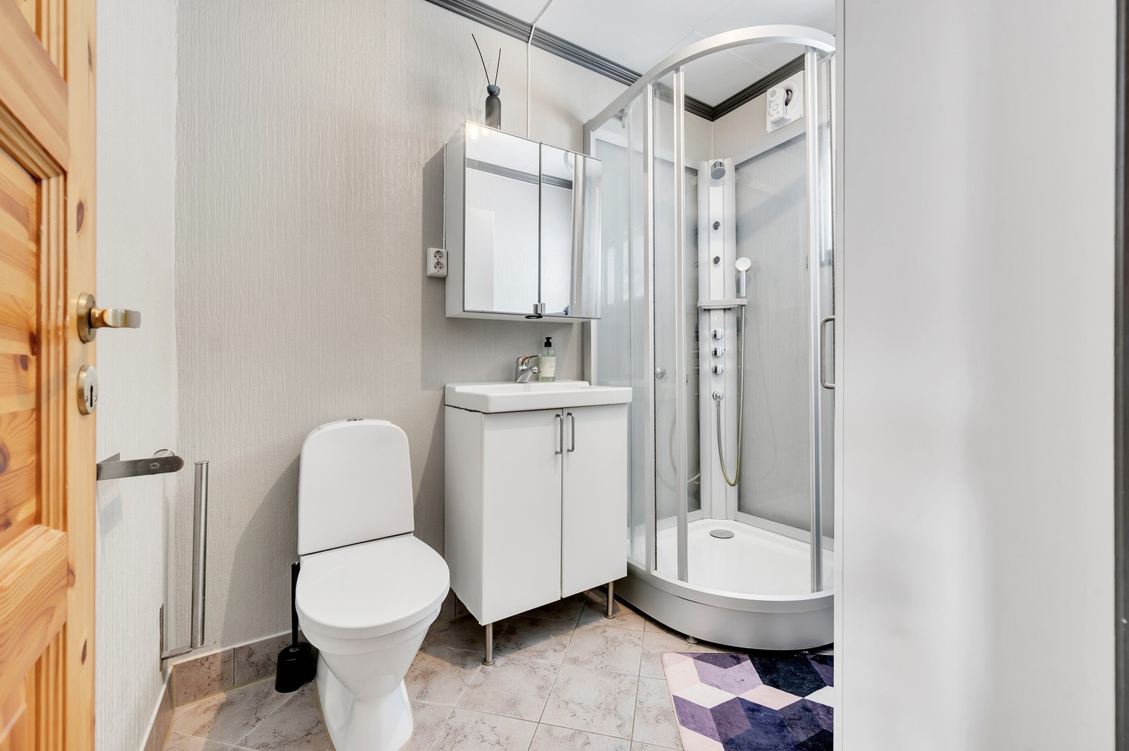 - Badet i utleiedelen er av eldre dato, men funksjonelt. Galleribilde