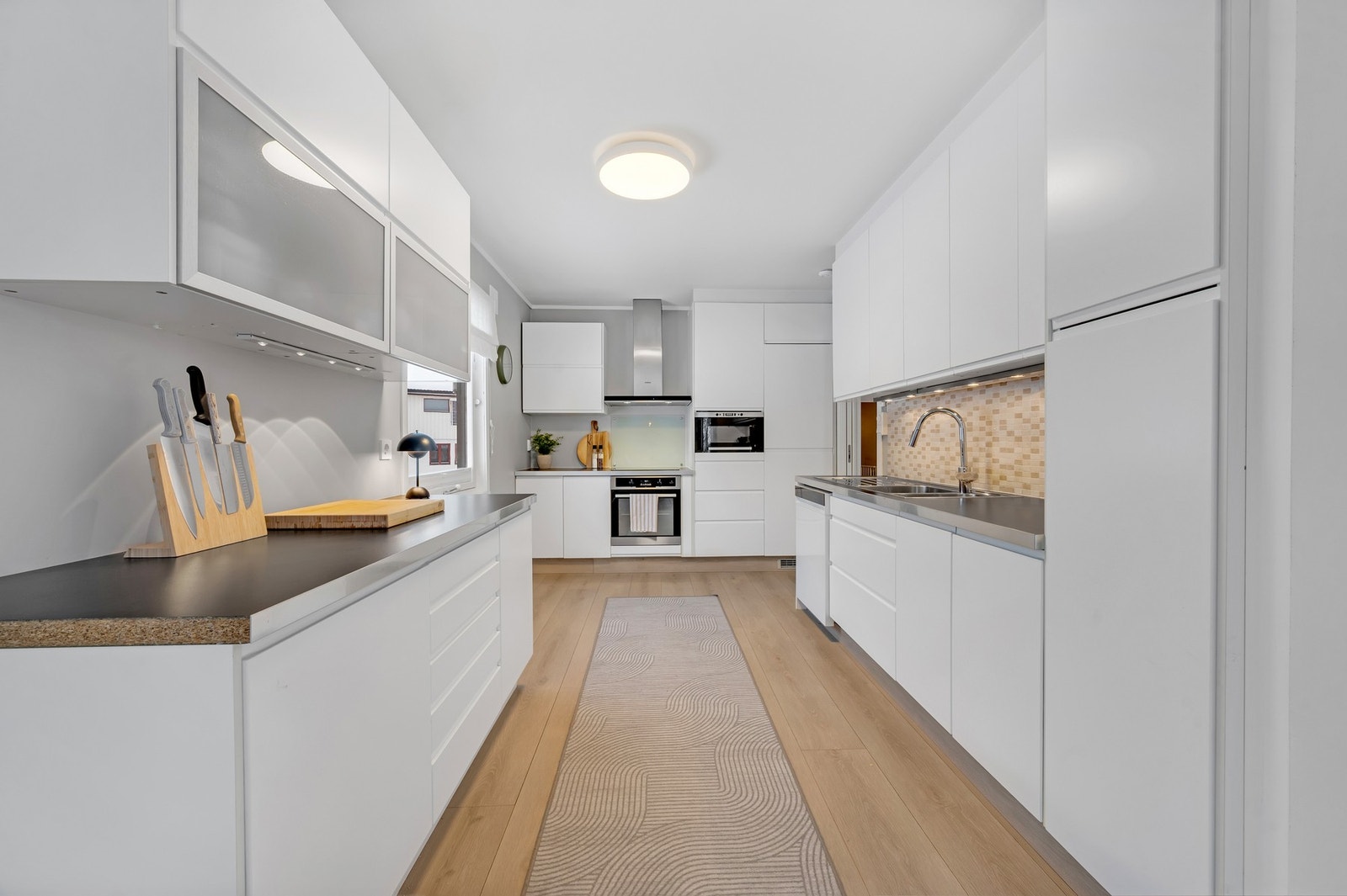 - Her får du et romslig kjøkken med et godt utgangspunkt for å lage de lekreste retter. Galleribilde