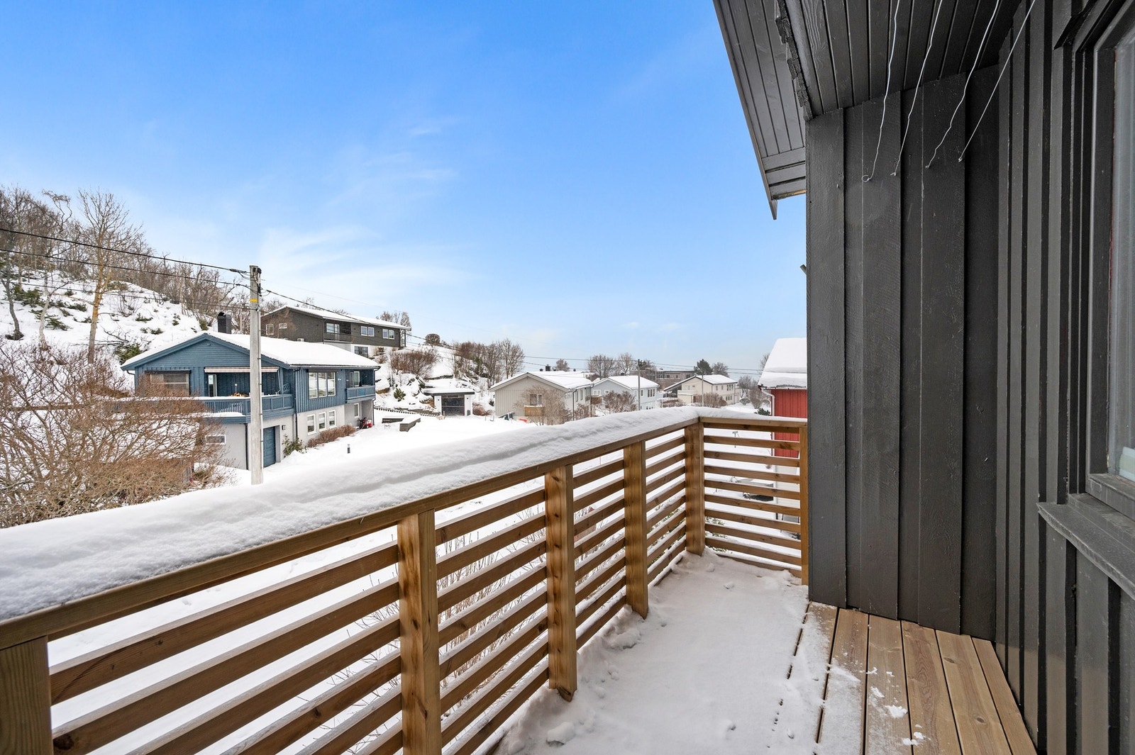 - veranda utenfor soverom med morgensol. Galleribilde