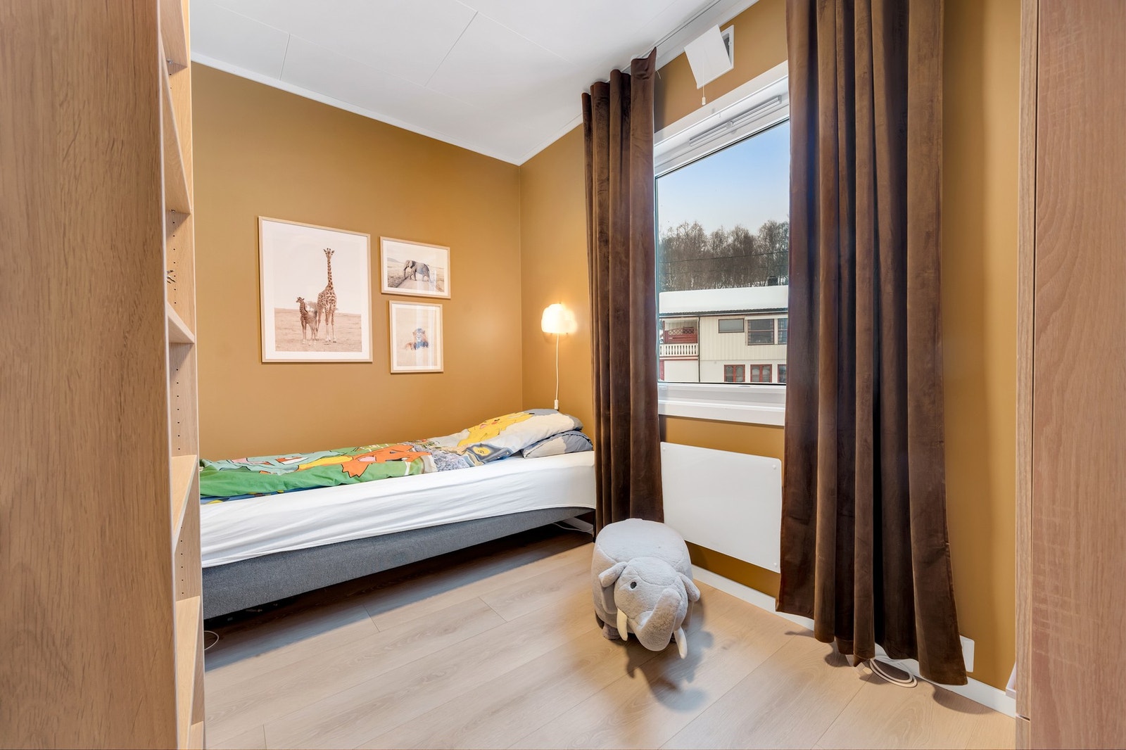 - Soverom med fin plass for ønsket seng og garderobeskap. Galleribilde