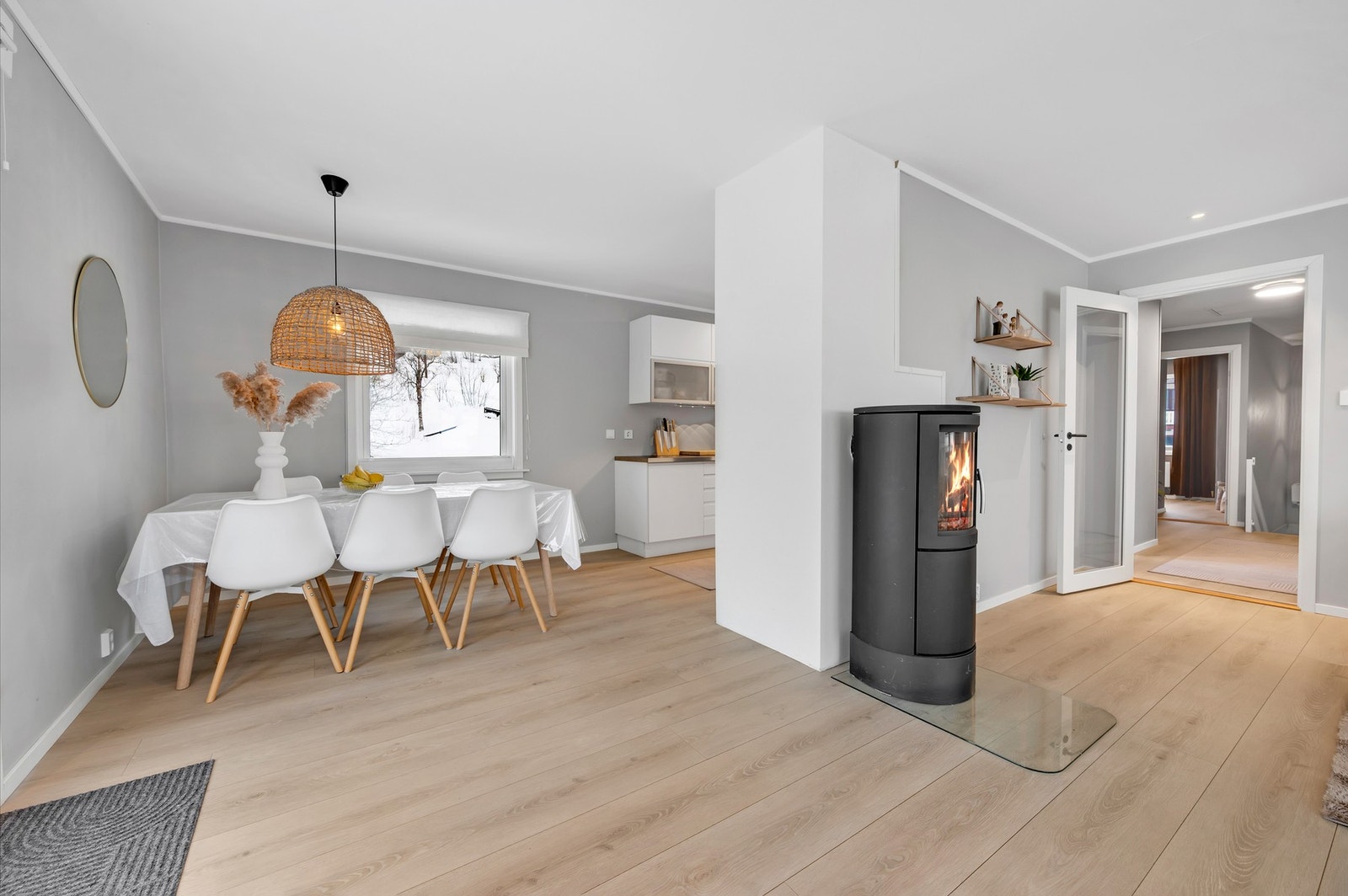 - God plass til romslig spisestue med plass til mange gjester. Galleribilde