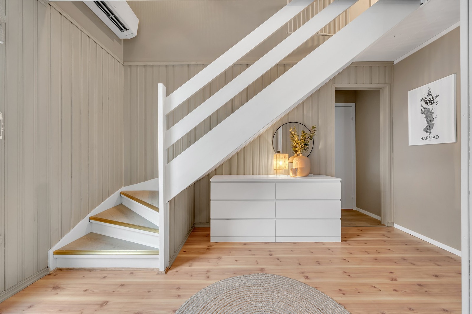 - Det er montert varmepumpe i trappeløp som gir lun varme i hele boligen. Galleribilde