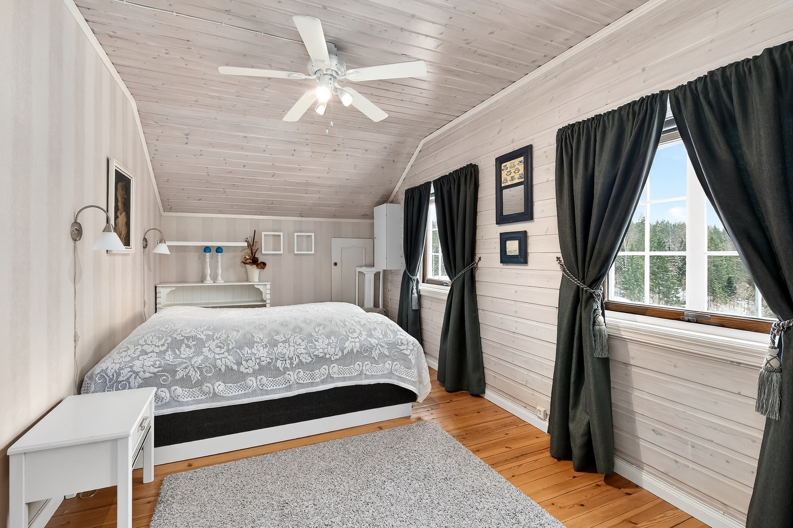 Soverom 2 i loftsetasjen er i god størrelse med god plass til dobbeltseng. Galleribilde