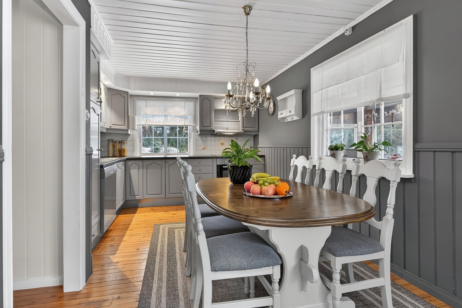 Kjøkkenet har bra med benkeplass. Galleribilde