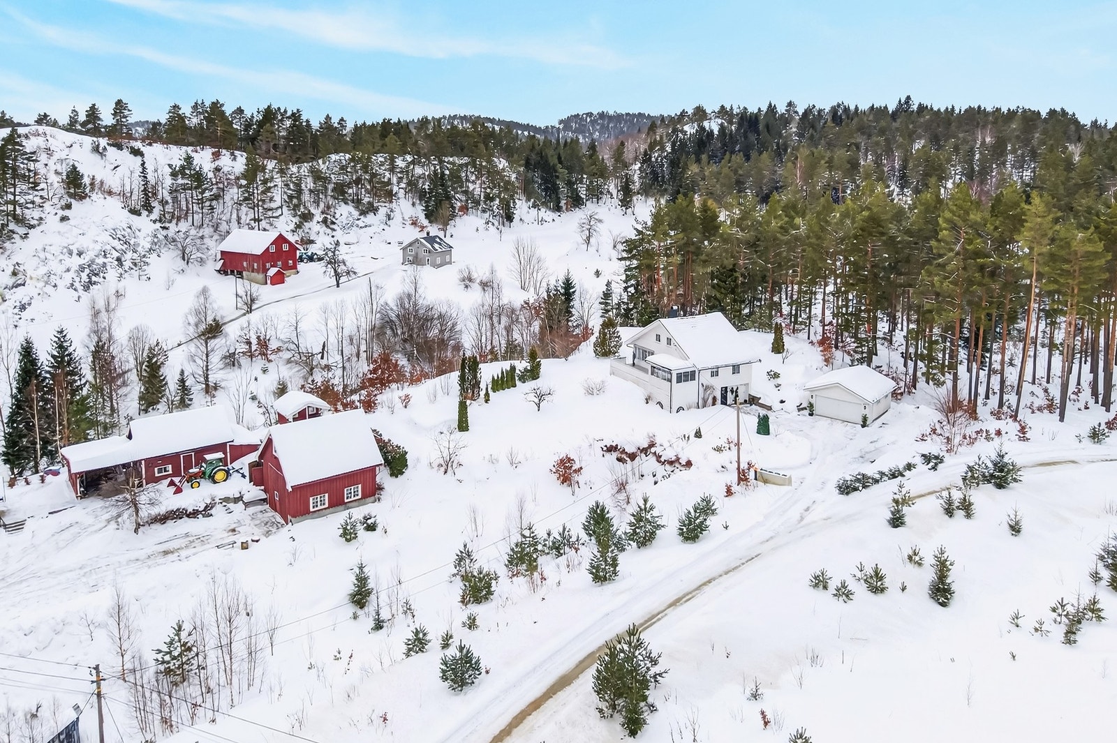 Eiendommen ligger landlig til samtidig som det er korte kjøre avstander til Froland sentrum. Galleribilde