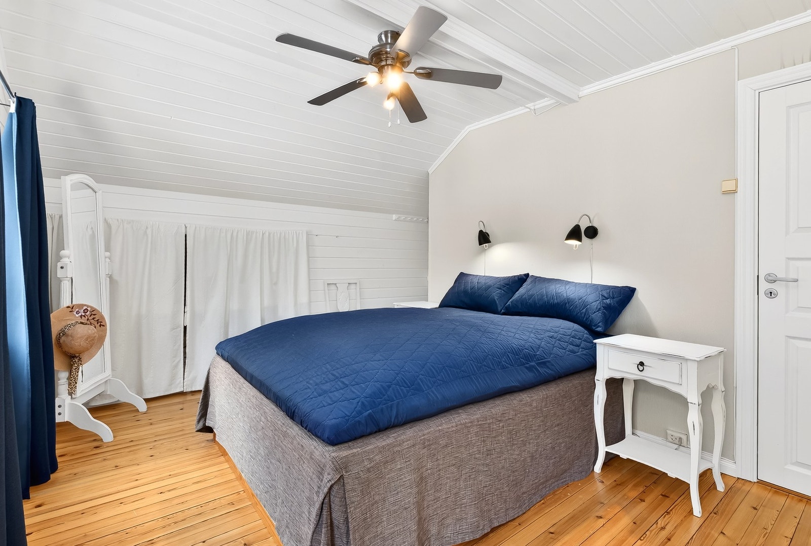 Soverom i loftsetasjen. Her er det bra med lagring i kneveggene. Galleribilde