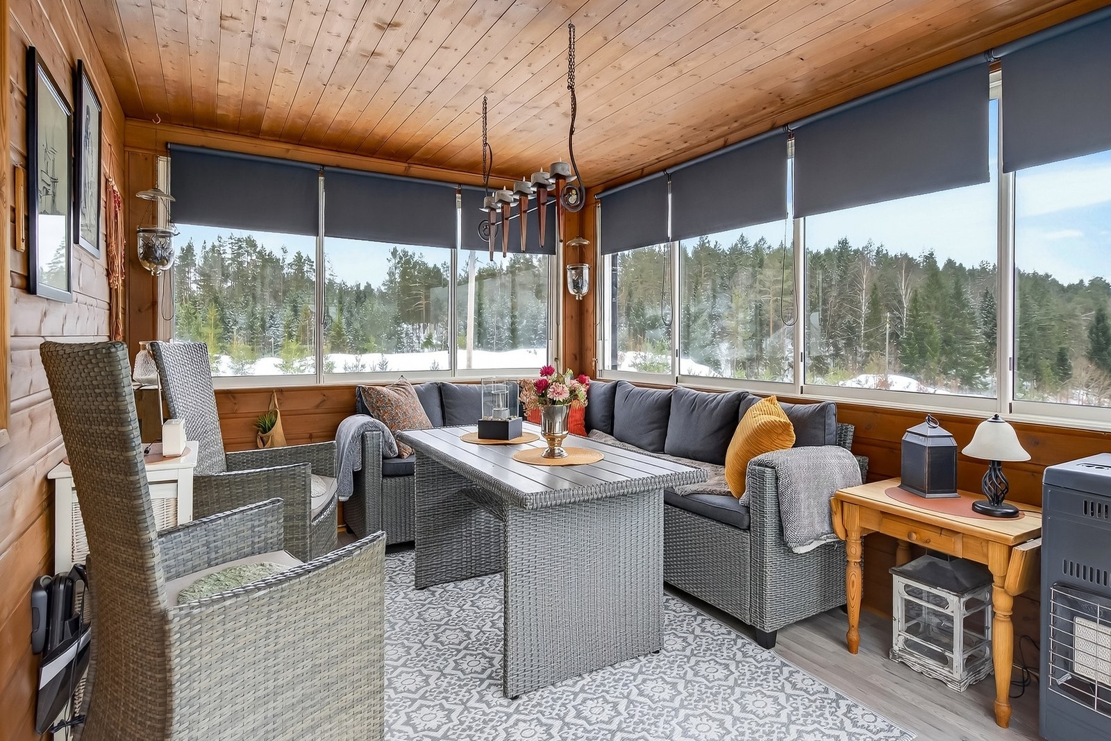 Sommerstuen har vinduer som kan åpnes opp på de varme dagene. Galleribilde