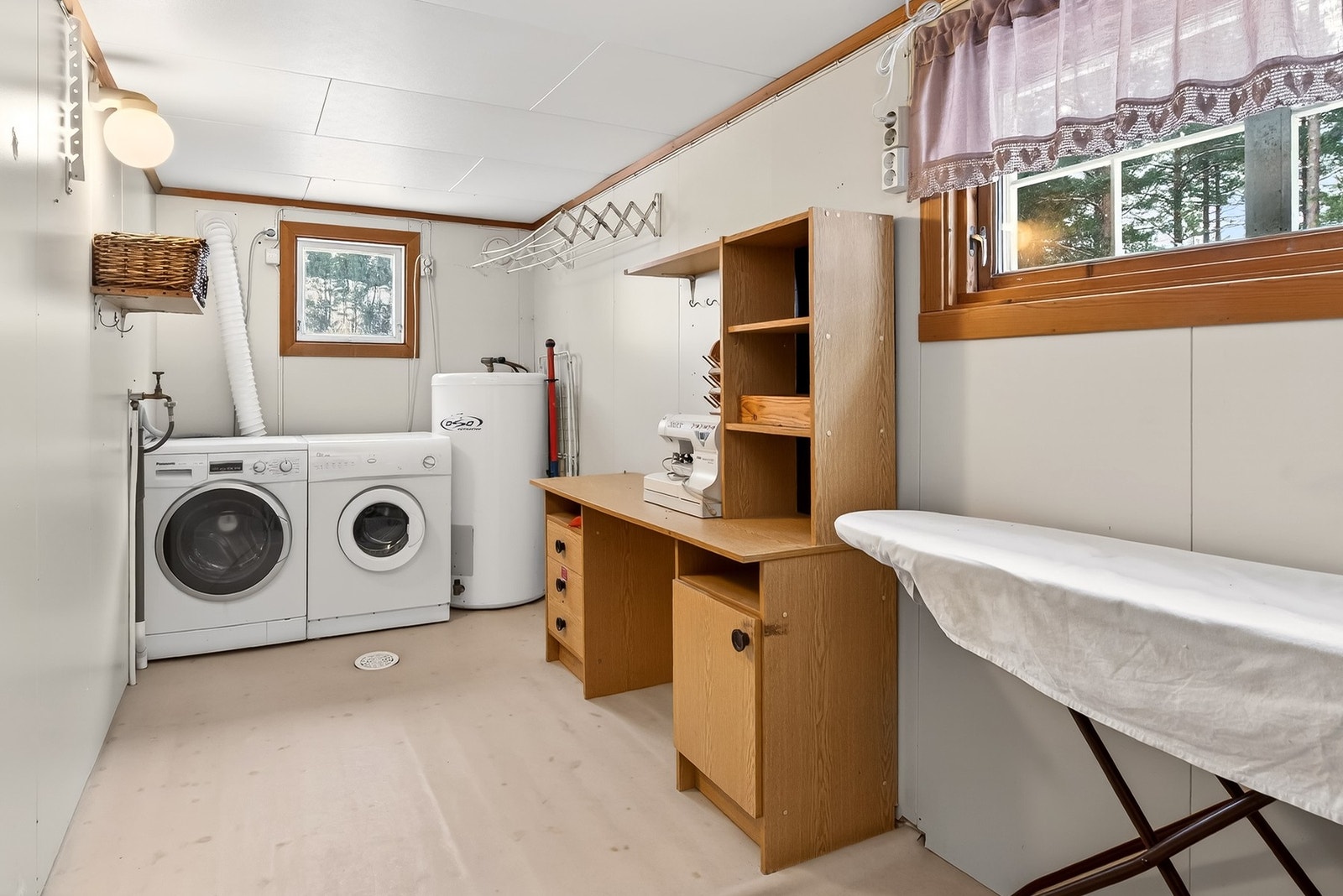 Vaskerommet har en praktisk plassering på innsiden av badet. Galleribilde