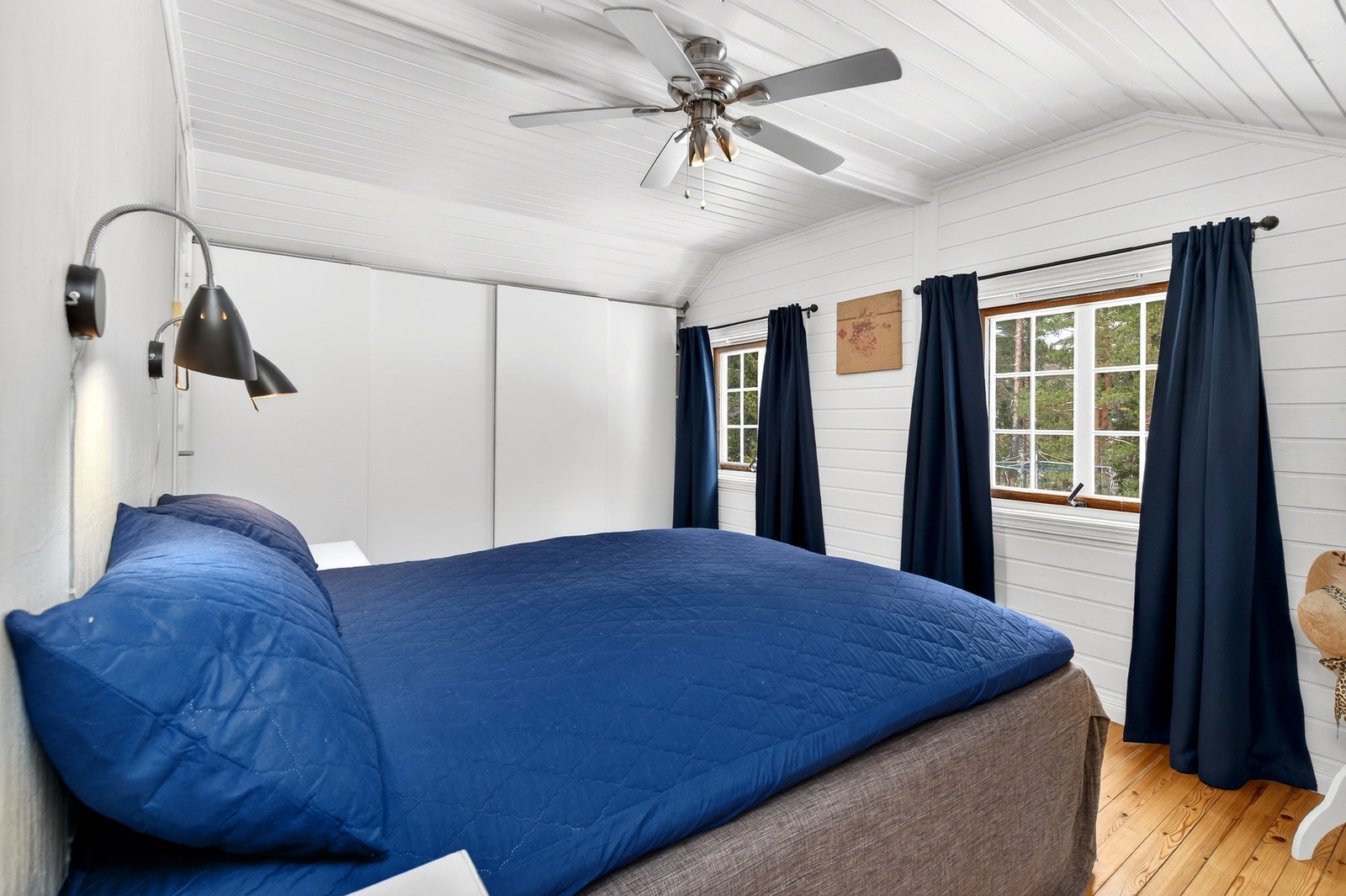 Praktisk skyvedørsgarderobe på soverommet. Galleribilde