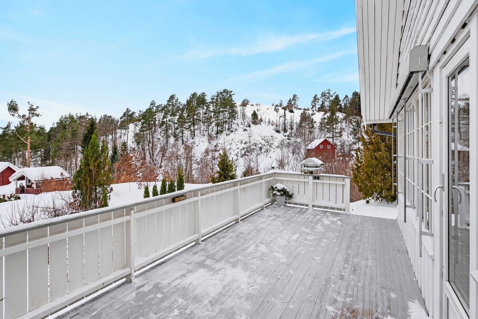 Hyggelige omgivelser rundt alle husets vegger. Galleribilde