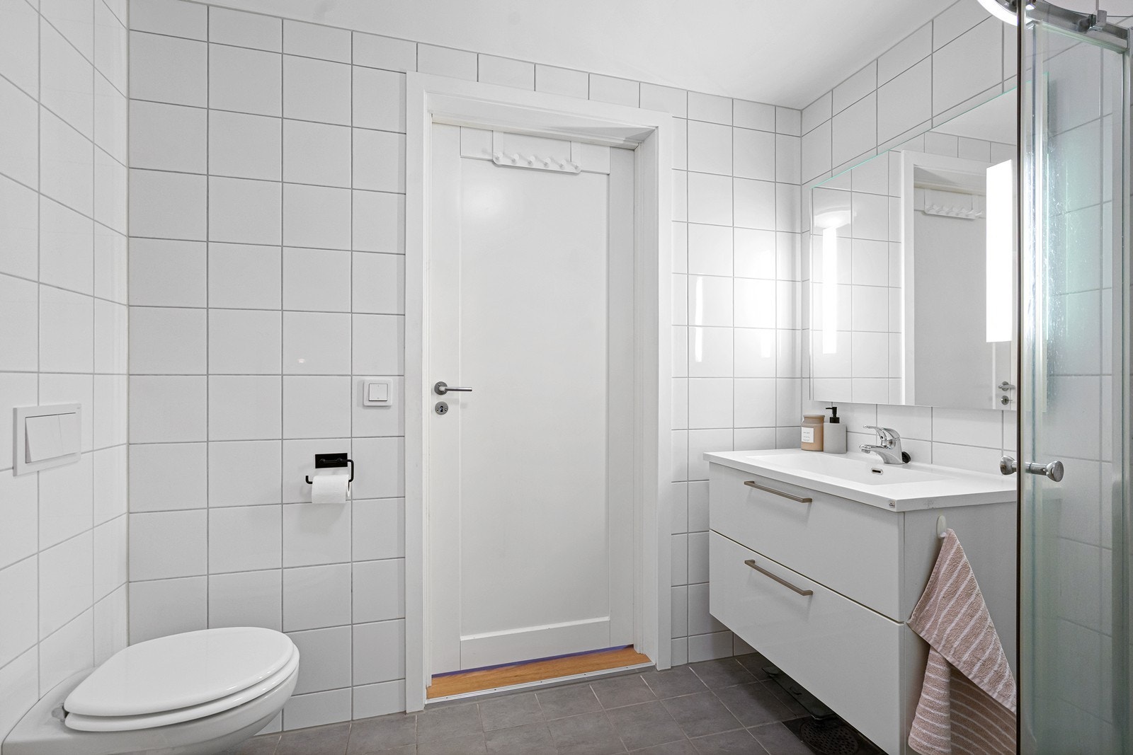 vegghengt toalett og servant med god oppbevaringsplass Galleribilde