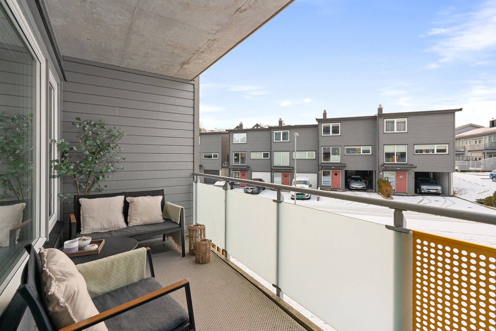 Fra stuen er det utgang til balkong med ettermiddag - og kveldssol Galleribilde