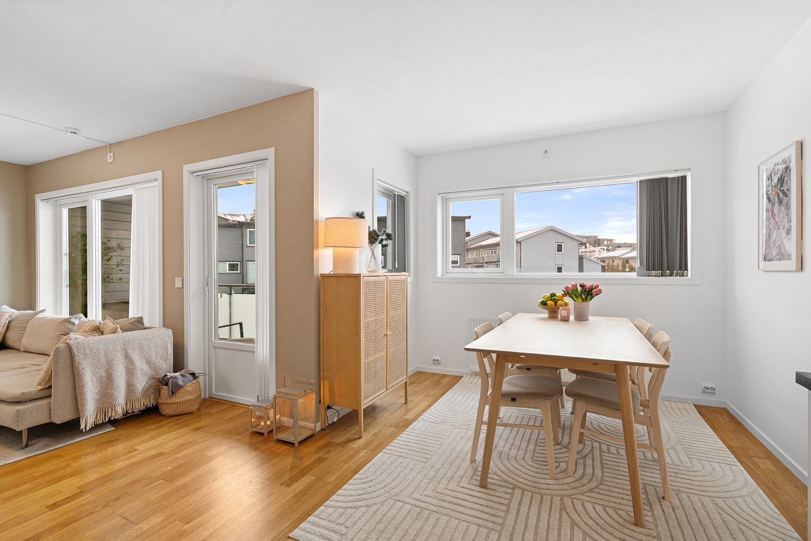 Stue og kjøkken i åpen løsning med god plass til sofagruppe og spisebord Galleribilde