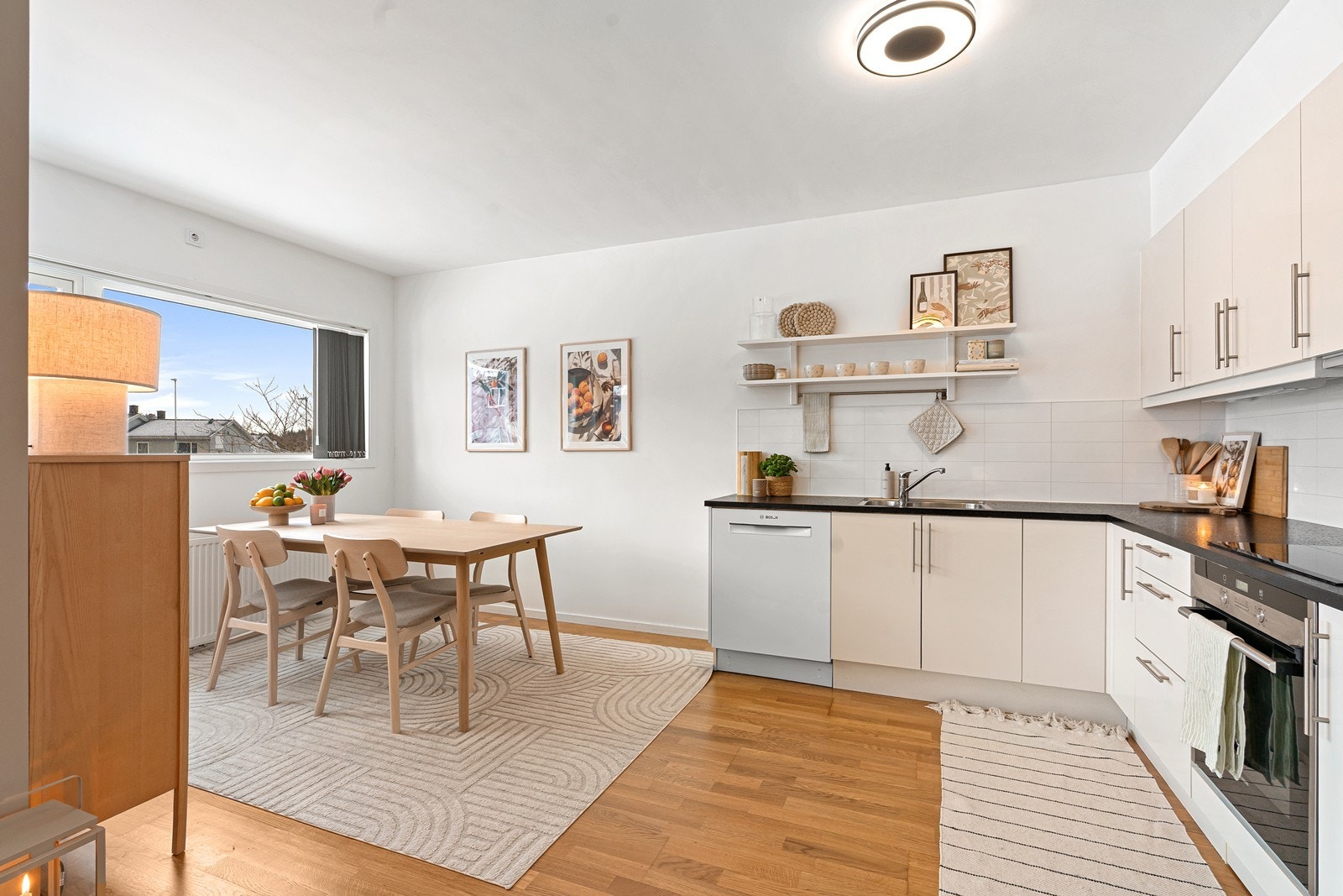 Pent L-formet kjøkken med hvitevarer som følger handel Galleribilde