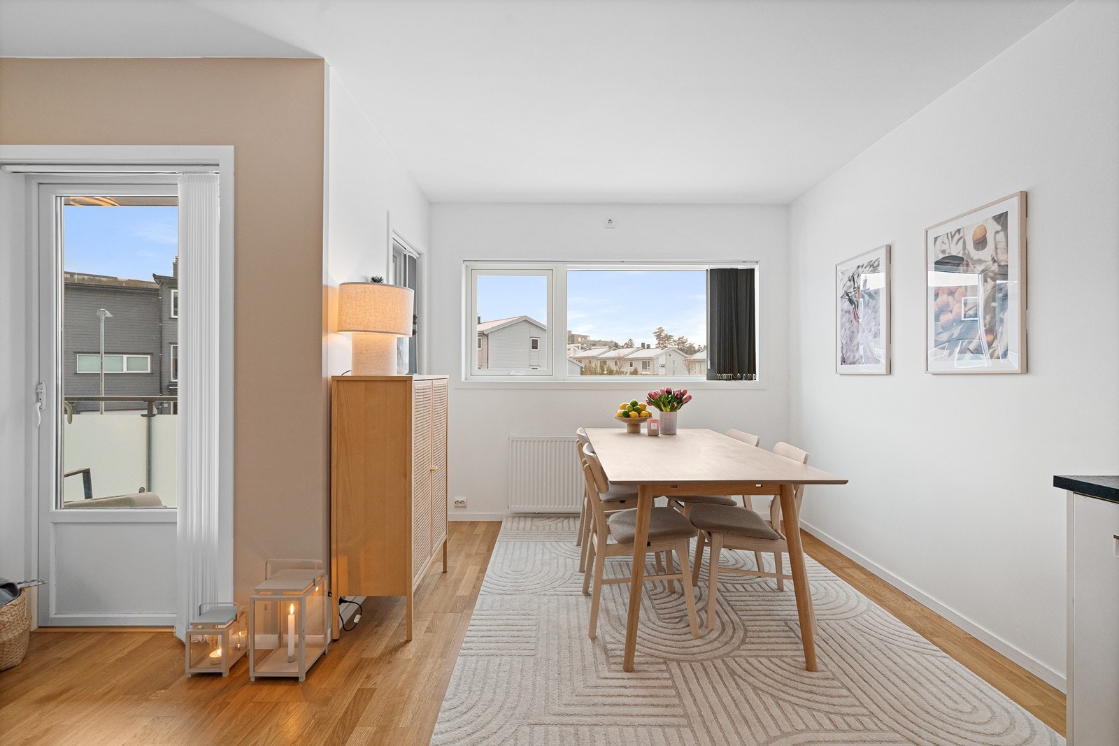 Store vinduer gir mye naturlig lys og gir god atmosfære Galleribilde