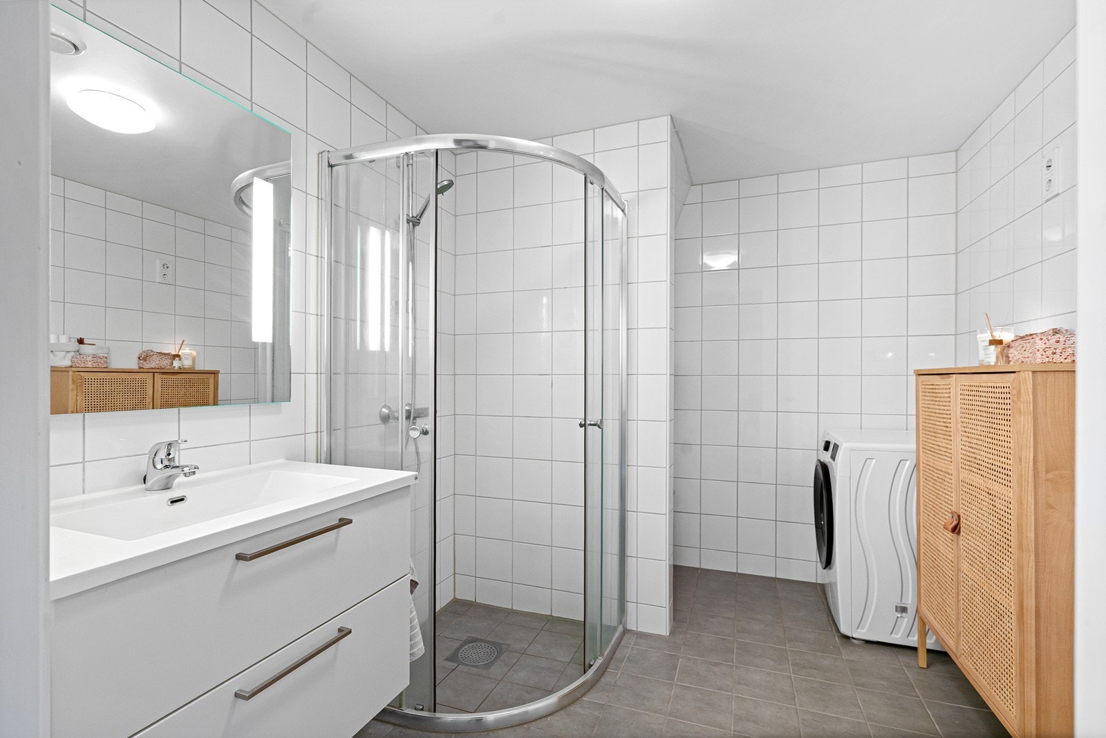 Pent helfliset bad med varme i gulv o opplegg til vaskemaskin Galleribilde