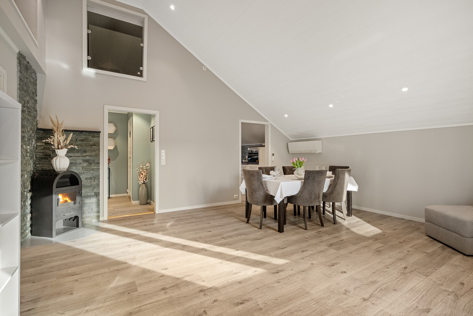 Gjennomgående er downlights i himling og vegger malt i tidsriktige farger. Galleribilde