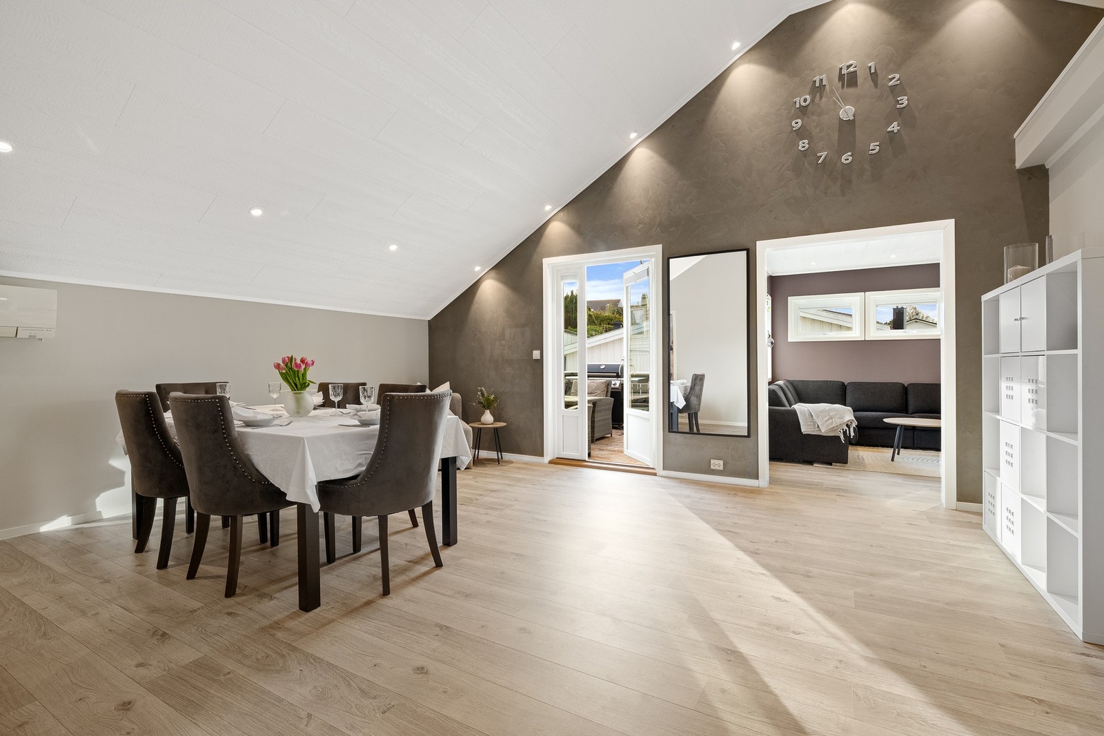 Innvendig fremstår boligen lys og luftig med god takhøyde og romslig stue som kan møbleres i ulike soner. Galleribilde