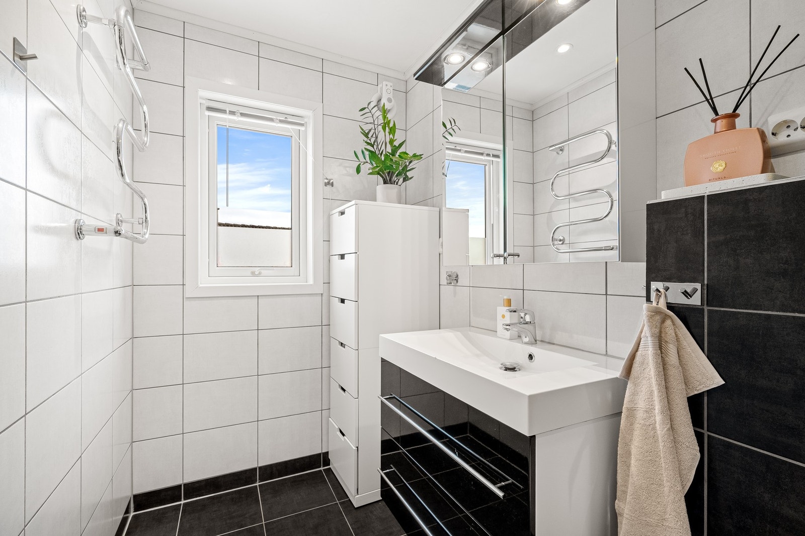 Det er opplegg for vaskemaskin på badet. Galleribilde