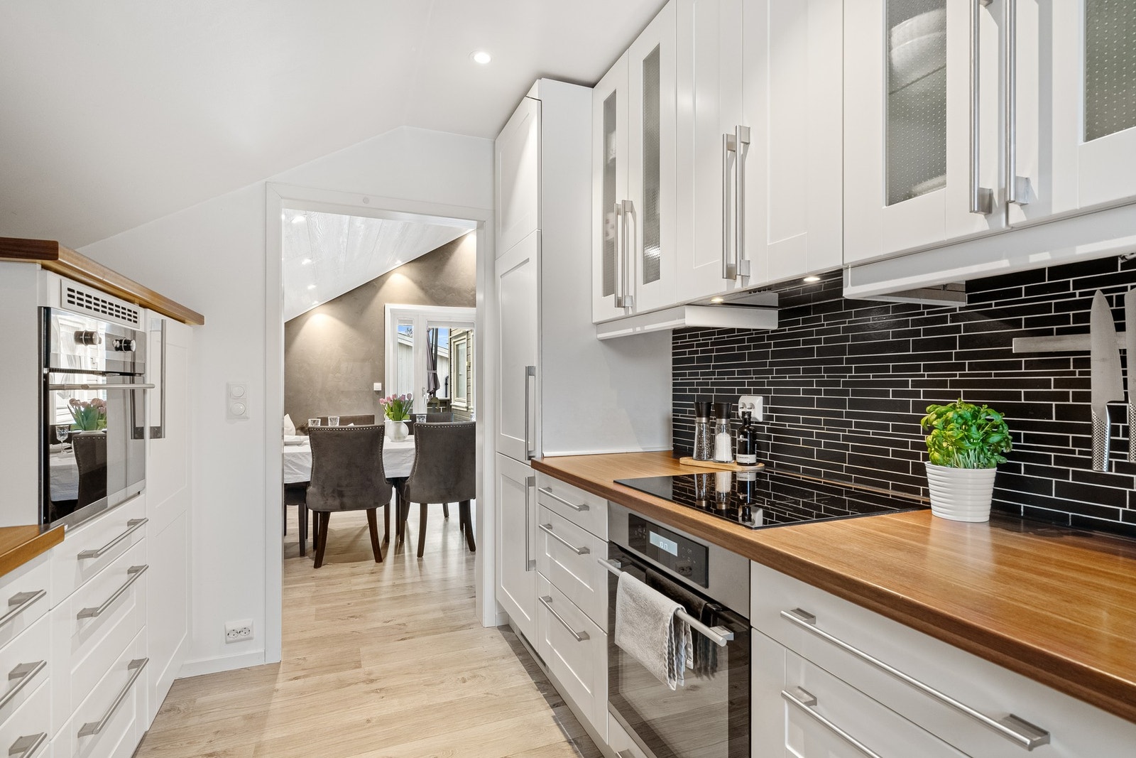 Kjøkkenet er adskilt fra stuen som bidrar til arbeidsro. Galleribilde