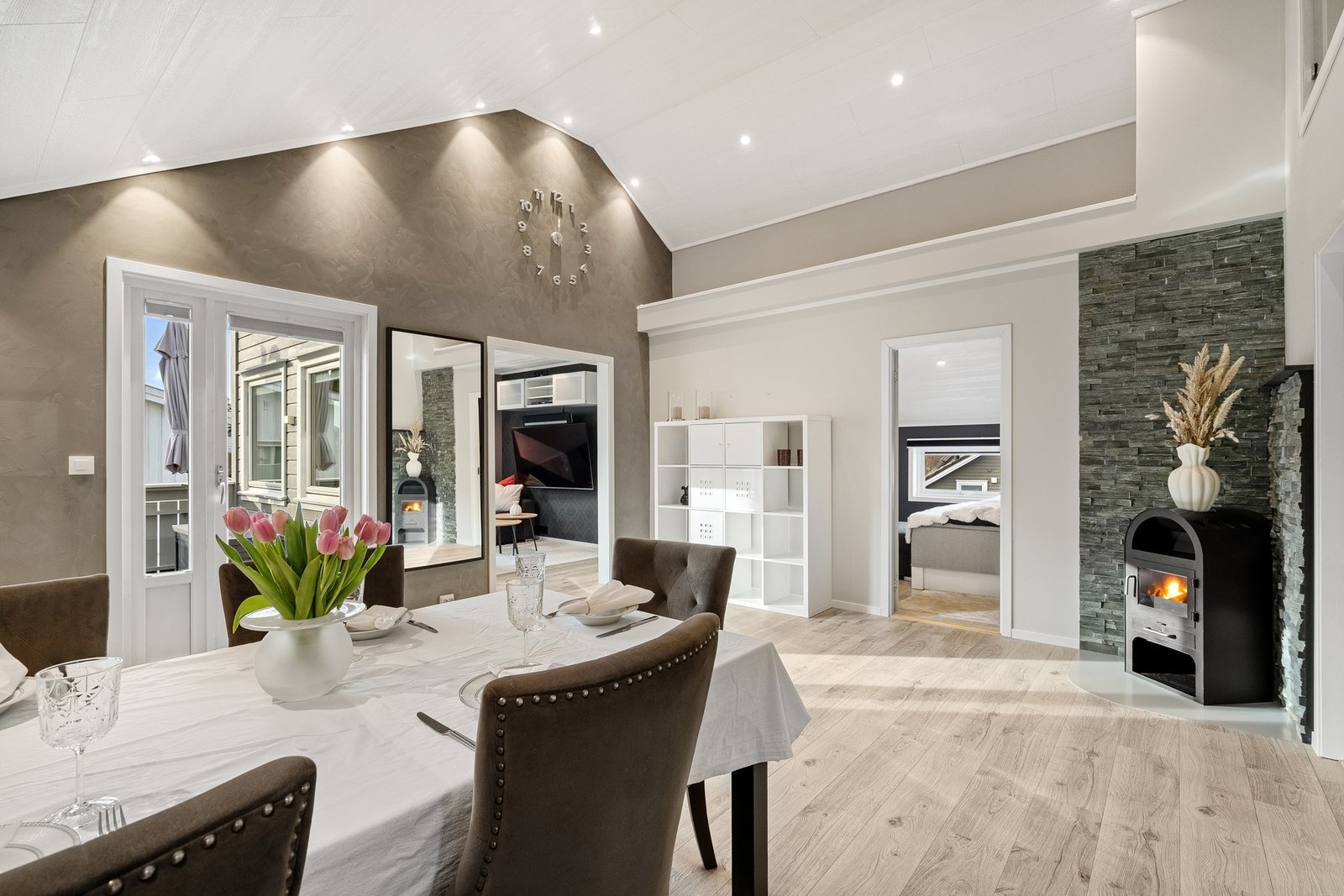 Velkommen til en jevnlig oppgradert del av tomannsbolig med god romfølelse, hems og kjekk beliggenhet på Madla. Galleribilde