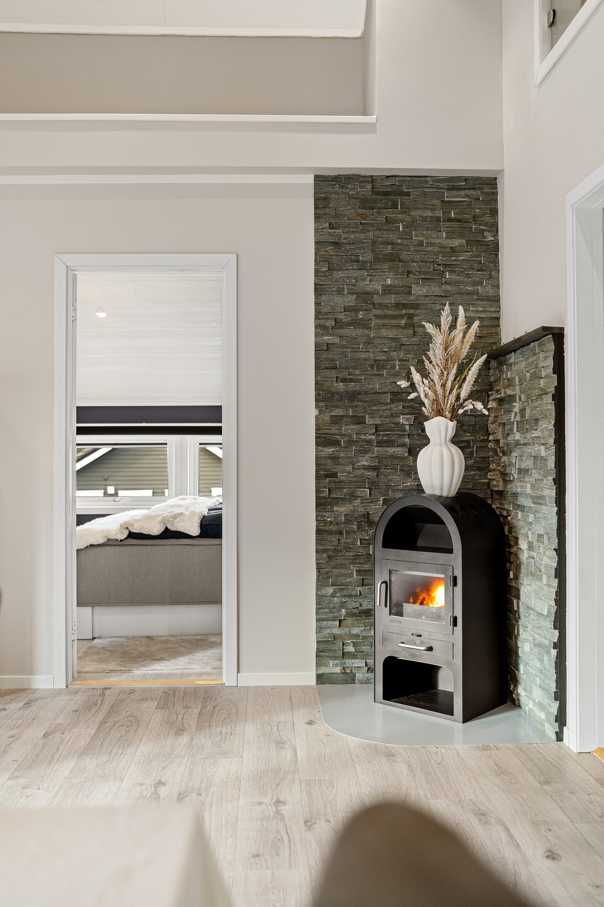 Peisen sørger for lun varme på kjølige dager. Galleribilde