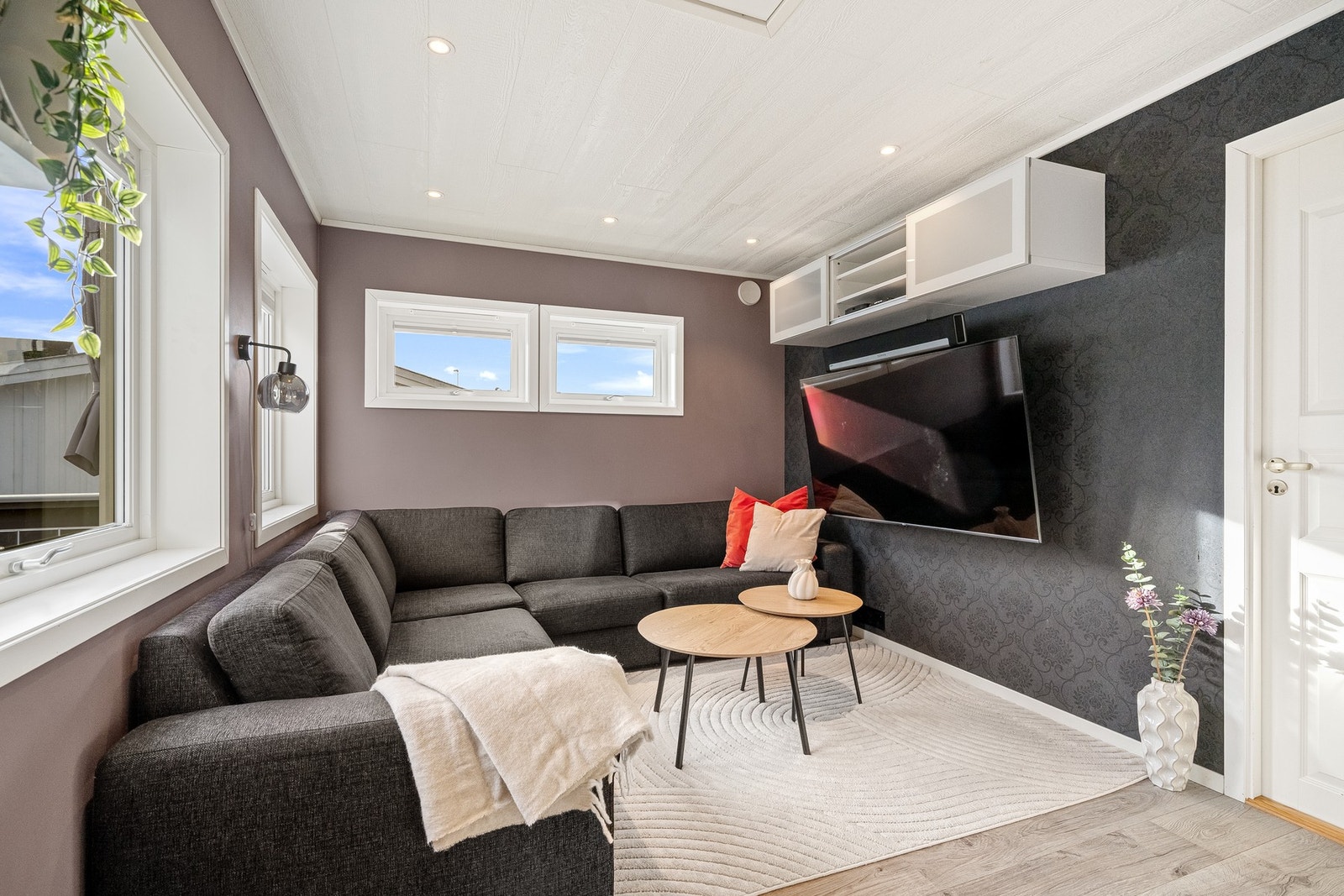 Praktisk separat TV-stue. Galleribilde