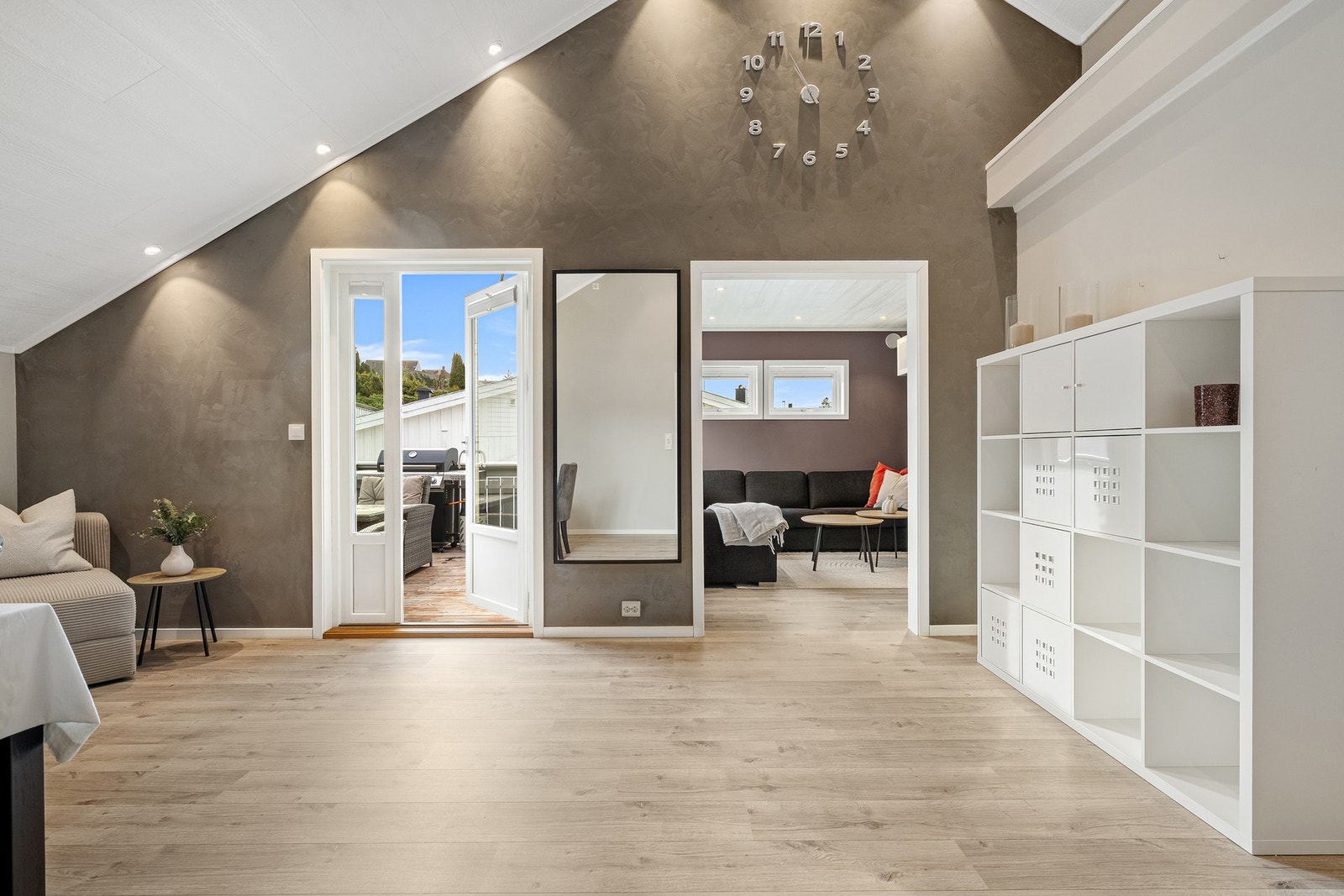 Fra stuen er det utgang til herlig sørvendt balkong. Galleribilde