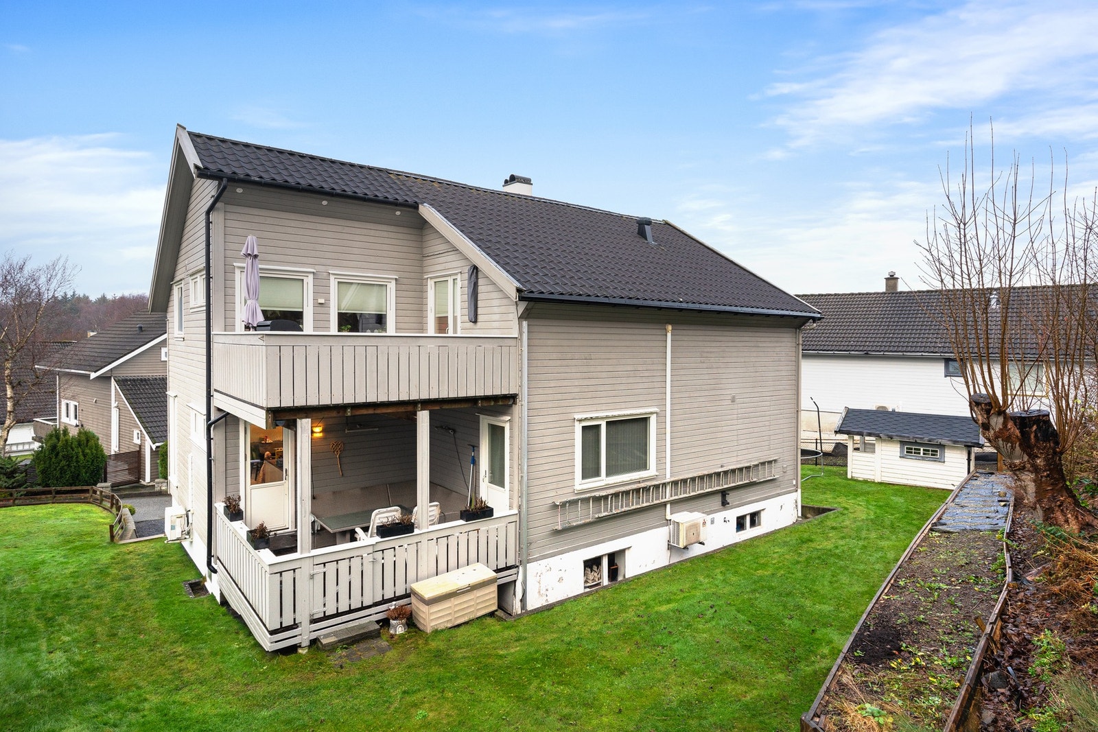 Boligen ligger fint til på Madla med gangavstand til skole, barnehage, kjøpesenter og busstopp. Galleribilde