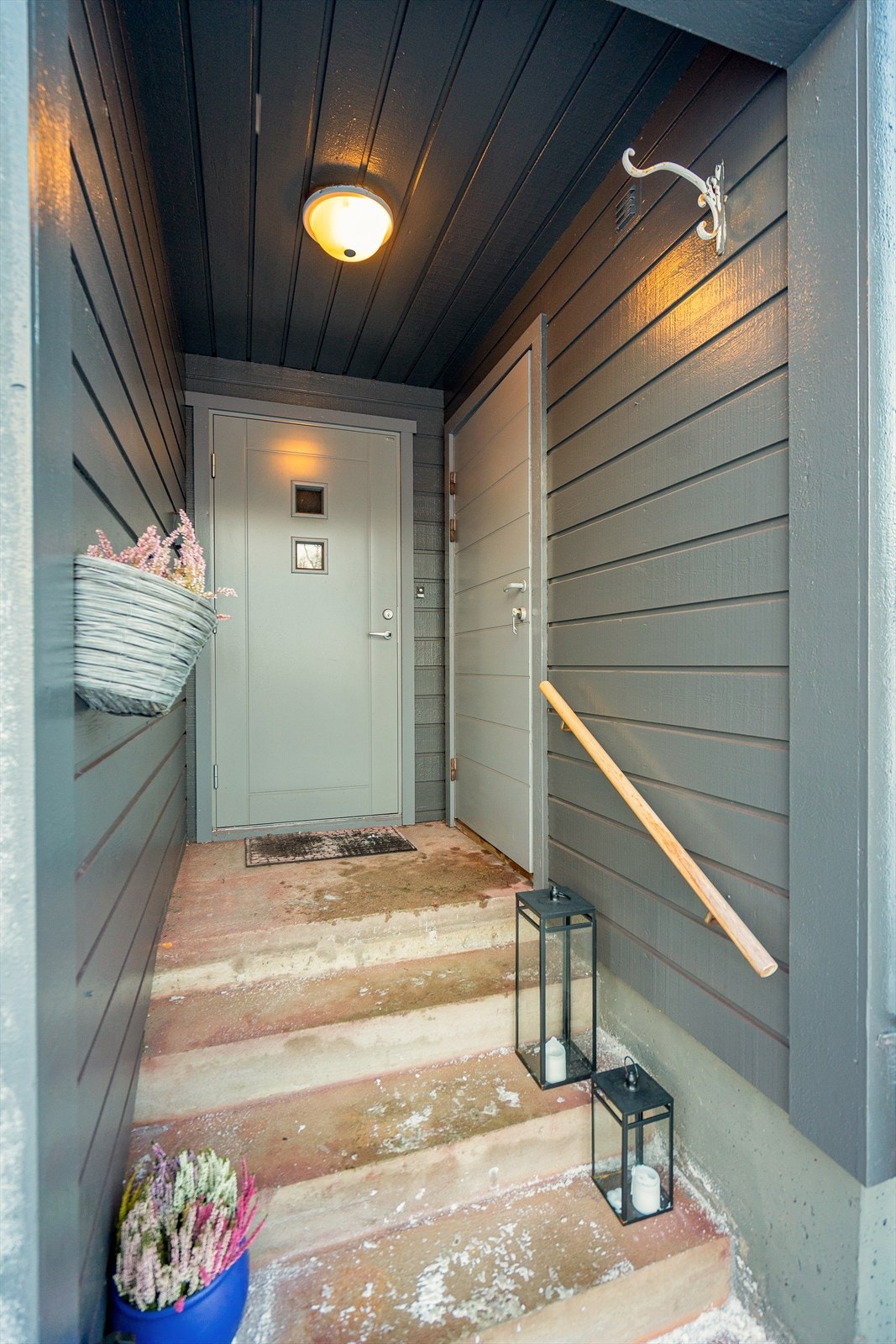 Overbygd inngangsparti med adkomst til leilighet. Galleribilde