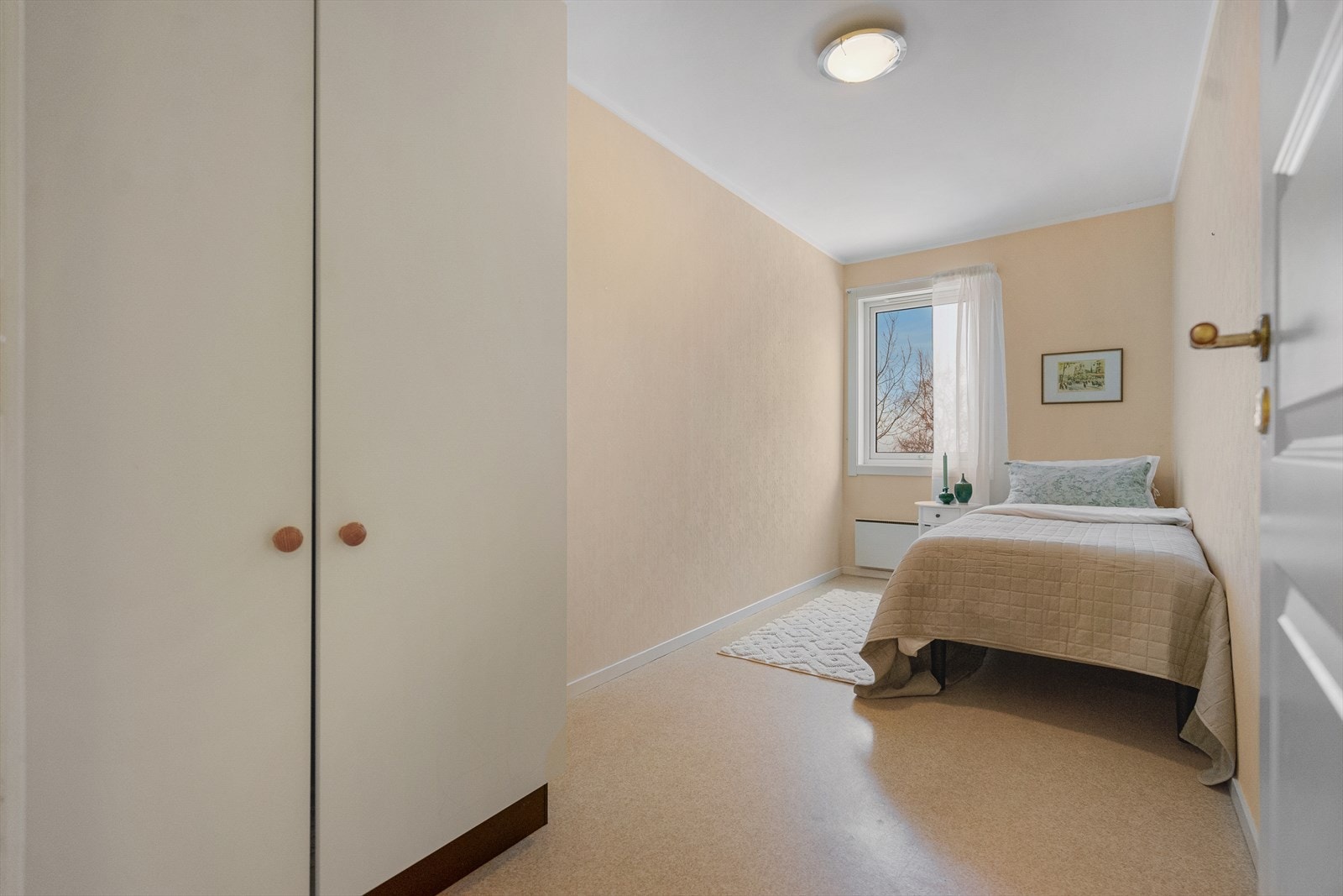 Soverom 2 har praktisk garderobeskap for enkel oppbevaring. Galleribilde