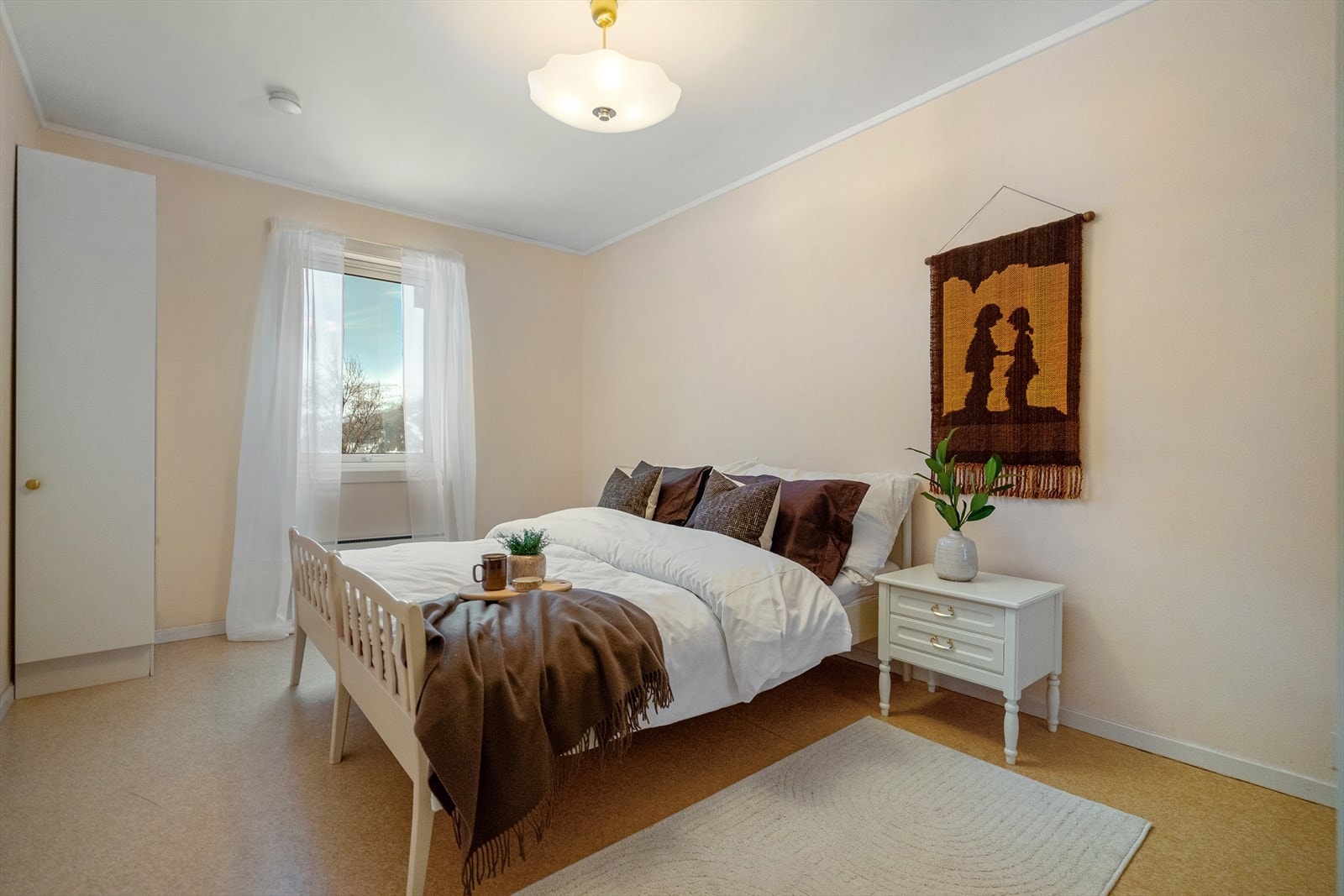 Soverom 1 har god plass til soveromsmøbler og oppbevaring. Galleribilde