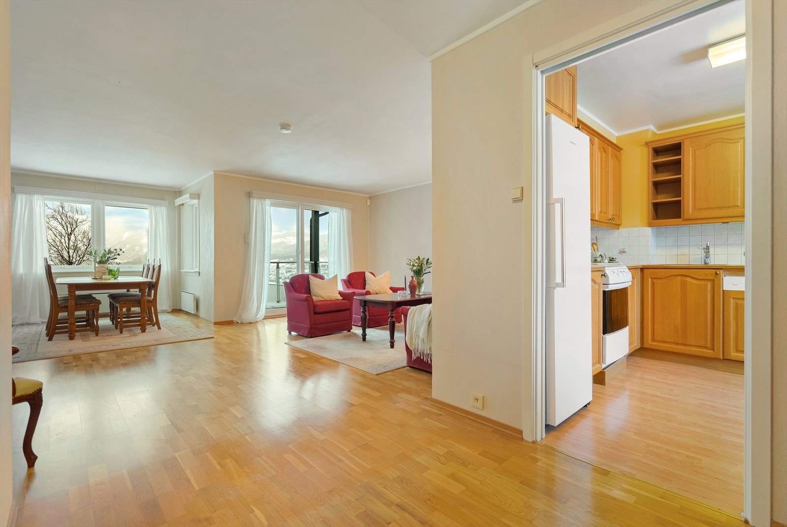 Stuen fremstår lys og luftig, med store vindusflater som gir godt med naturlig lys. Galleribilde