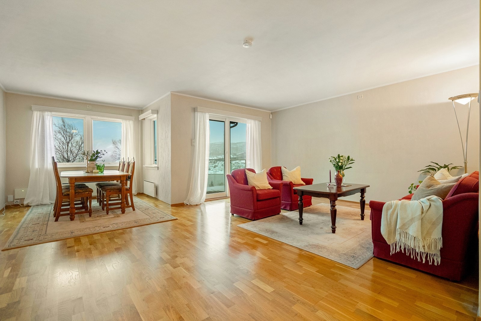 Velkommen inn i en lys og innbydende stue med generøse vindusflater som slipper inn godt med dagslys. Galleribilde