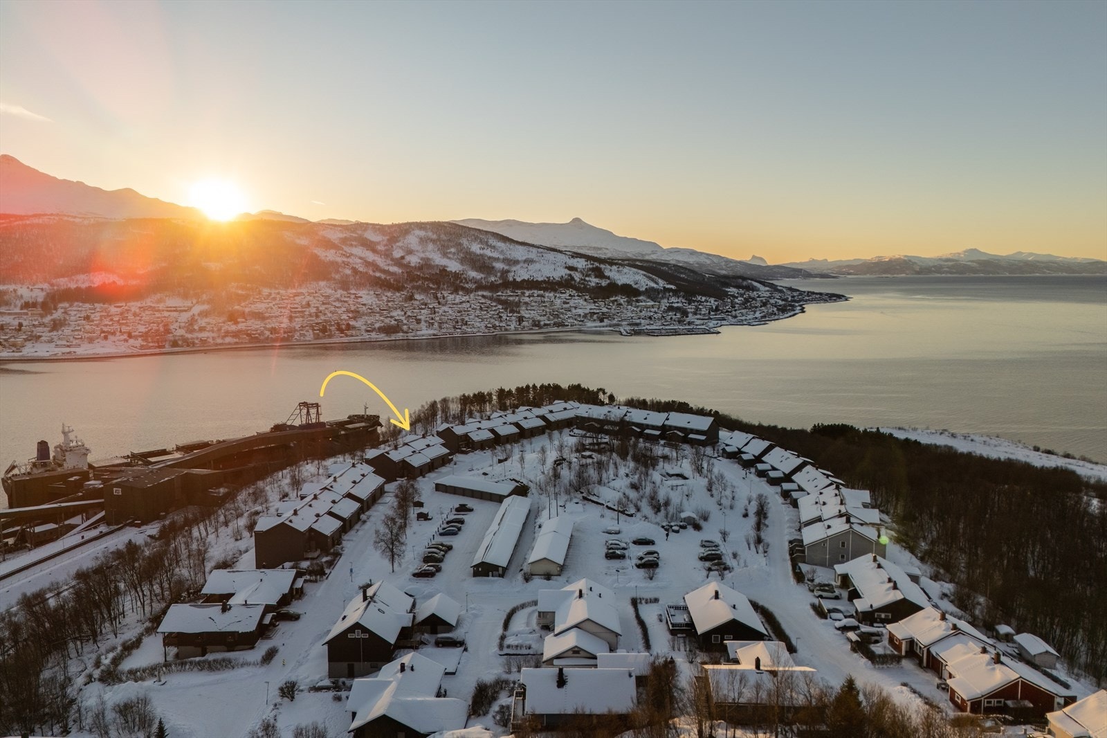 Velkommen til en romslig leilighet med tre soverom, balkong og garasje - attraktivt beliggende i et populært boligområde på Framnes med gode solforhold. Galleribilde