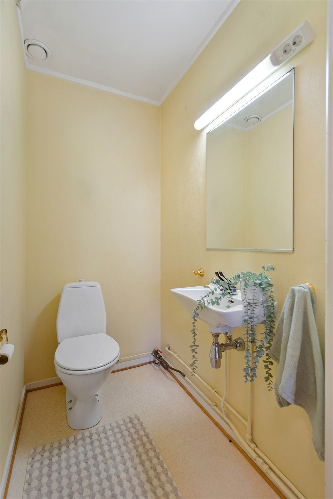 Praktisk toalettrom med servant og speil. Galleribilde