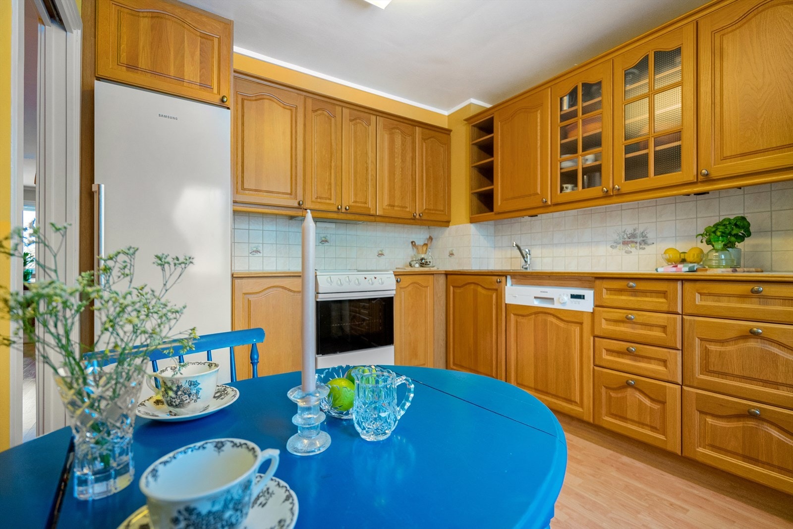 Innbydende og romslig kjøkken med gode arbeidsflater og rikelig med oppbevaringsplass. Galleribilde