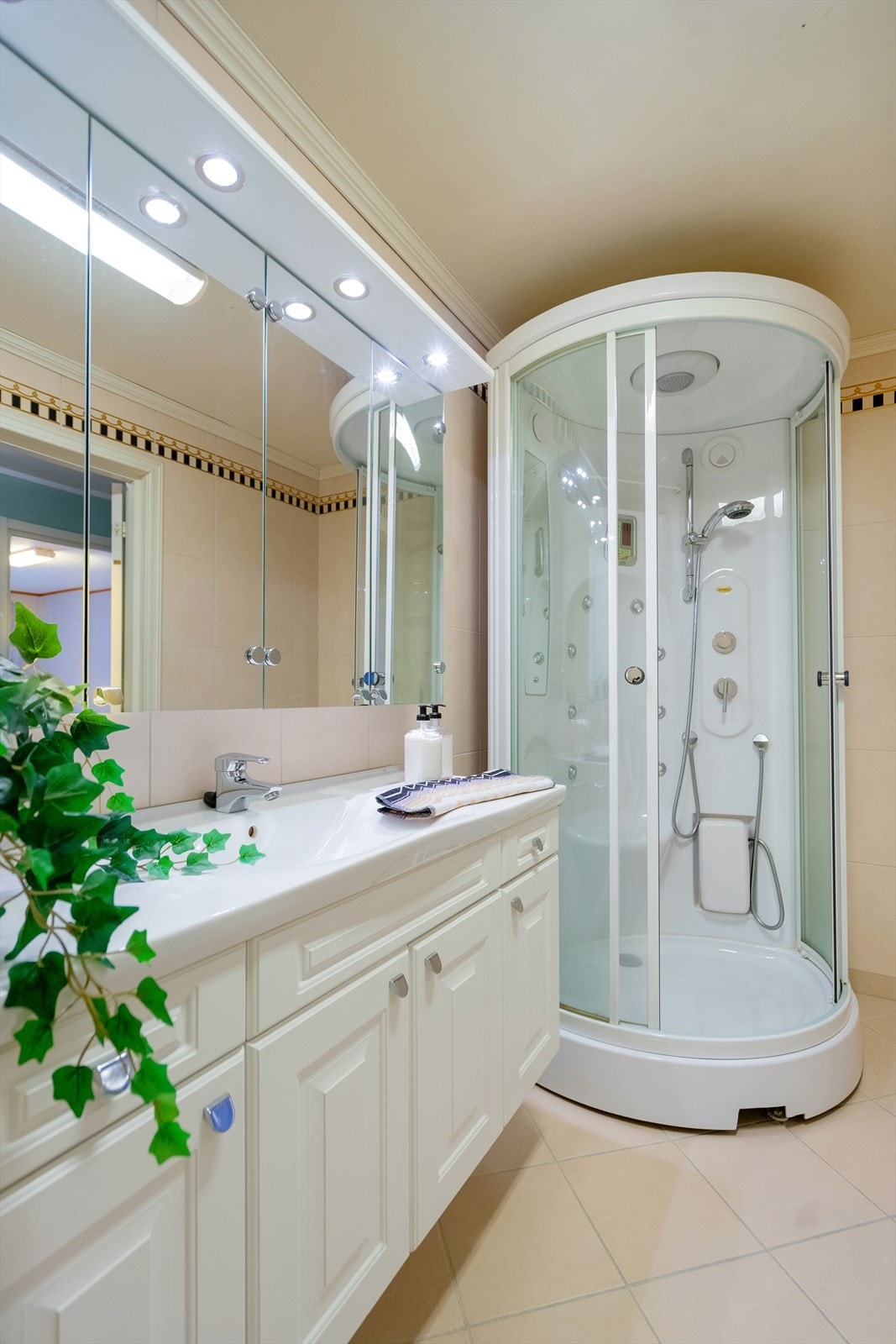 Flislagt bad med elektriske varmekabler i gulv. Galleribilde