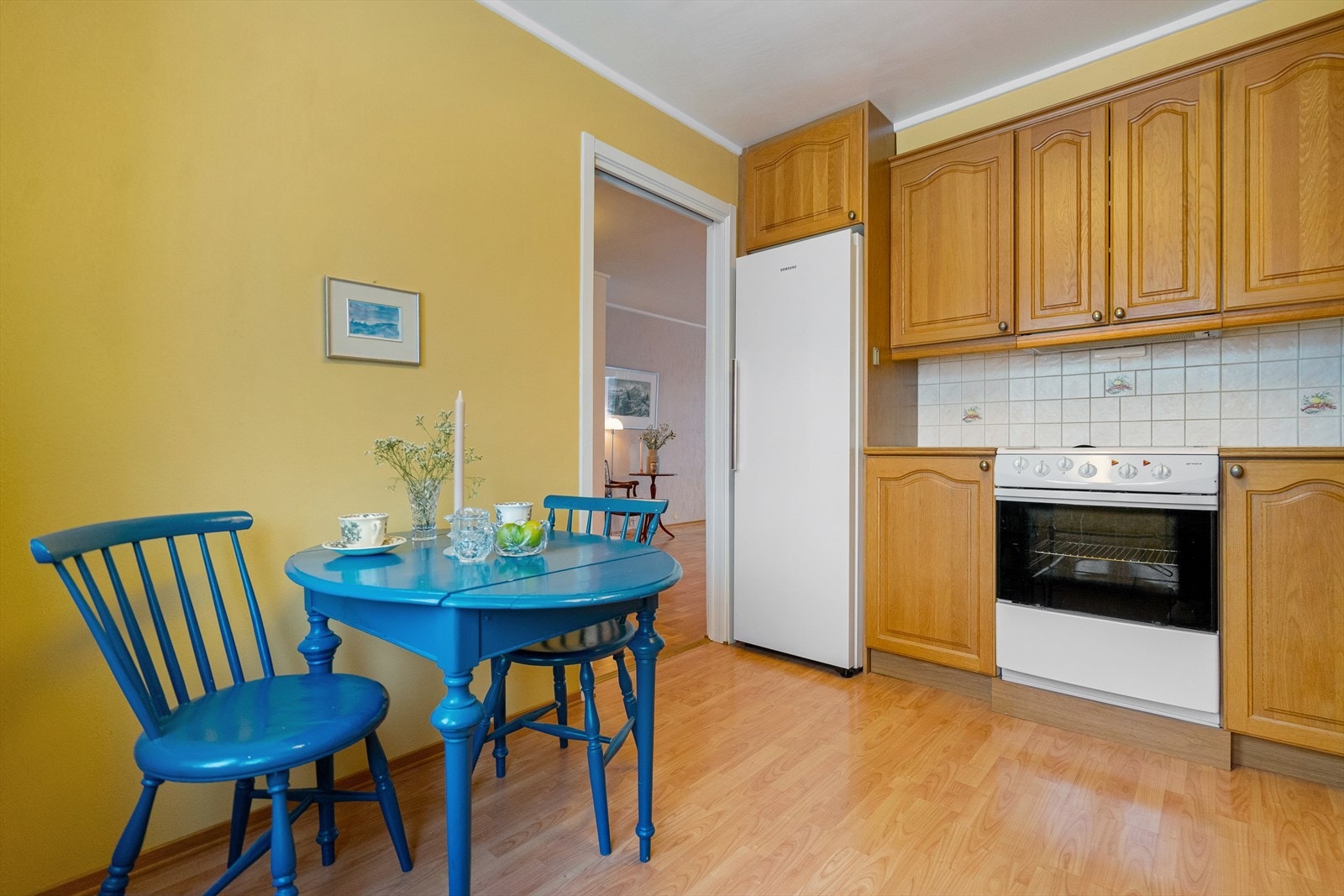 Kjøkkenet har god plass til spisebord, perfekt for både hverdagsmåltider og hyggelige stunder. Galleribilde