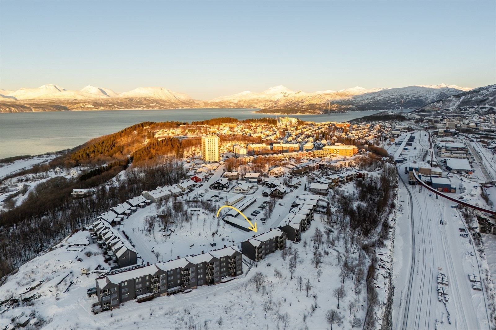 Boligen har en attraktiv beliggenhet i Storholtveien. Området er barnevennlig og sentralt, med kort vei til både barneskole, videregående skole
og barnehage. Galleribilde