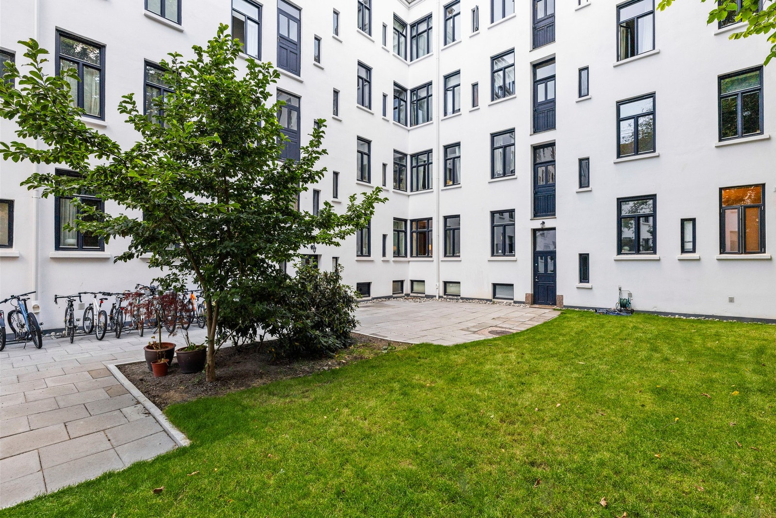 Fellestomt på 1163 m2 til felles benyttelse for sameiet beboere. Galleribilde