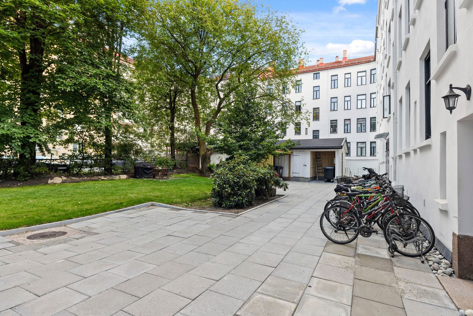 Hellelagte partier og sykkelparkering for beboerne. Galleribilde